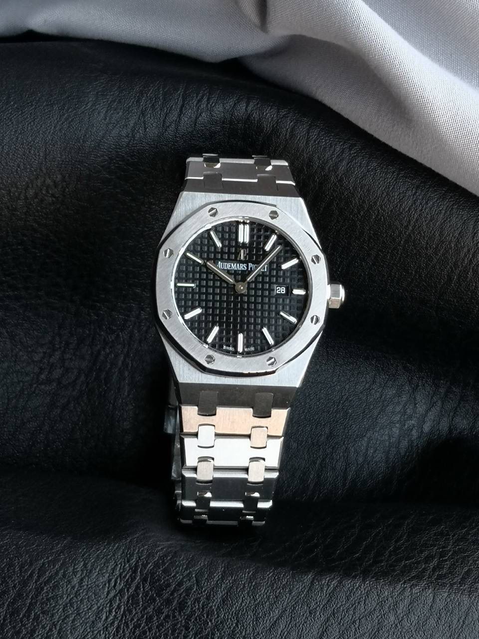 搭配的皇家橡树指针同样具有夜光功能。指针的夜光涂层能够确保在光线不足的情况下，指针的轮廓和指向依然清晰可见，与夜光时标相互配合，进一步提高了时间的可读性。 表带的各个链节之间衔接紧密且自然。在打磨过程中，工匠对链节的连接部位进行了精细的处理，使得链节之间的过渡非常顺畅，没有明显的缝隙或高低差，整个表带宛如一个整体，佩戴起来舒适且美观。有钢带与美洲鳄鱼皮表带可供选择，均为原版开模。 67651为密闭表底，表底上镌刻皇家橡树系列的英文名称“Royal Oak”字样。搭载瑞士原装石英机芯784，精心打磨加工夹板工艺，更加接近原版设计。