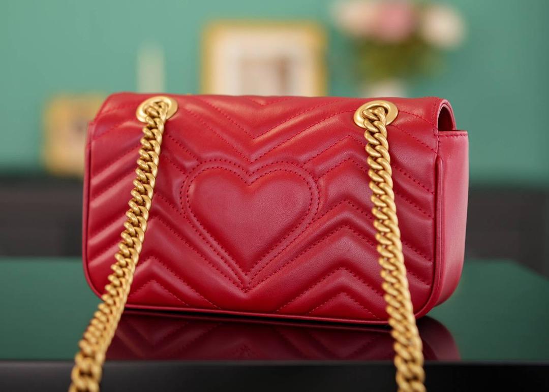 👜Marmont系列肩背包经典款 红色 22cm💕 （原厂皮 全铜五金） 正品售价¥18.000 独家原厂皮发售 限量级别 以前欣赏不了红色的包 但是现在真的觉得红色很赞很高级 黑色的衣服搭配个性张扬的红色 真的是又美又飒满满的女人味~ 官方款号 446744 尺寸小号：22x13x6cm 尺寸大号：26x15x7cm