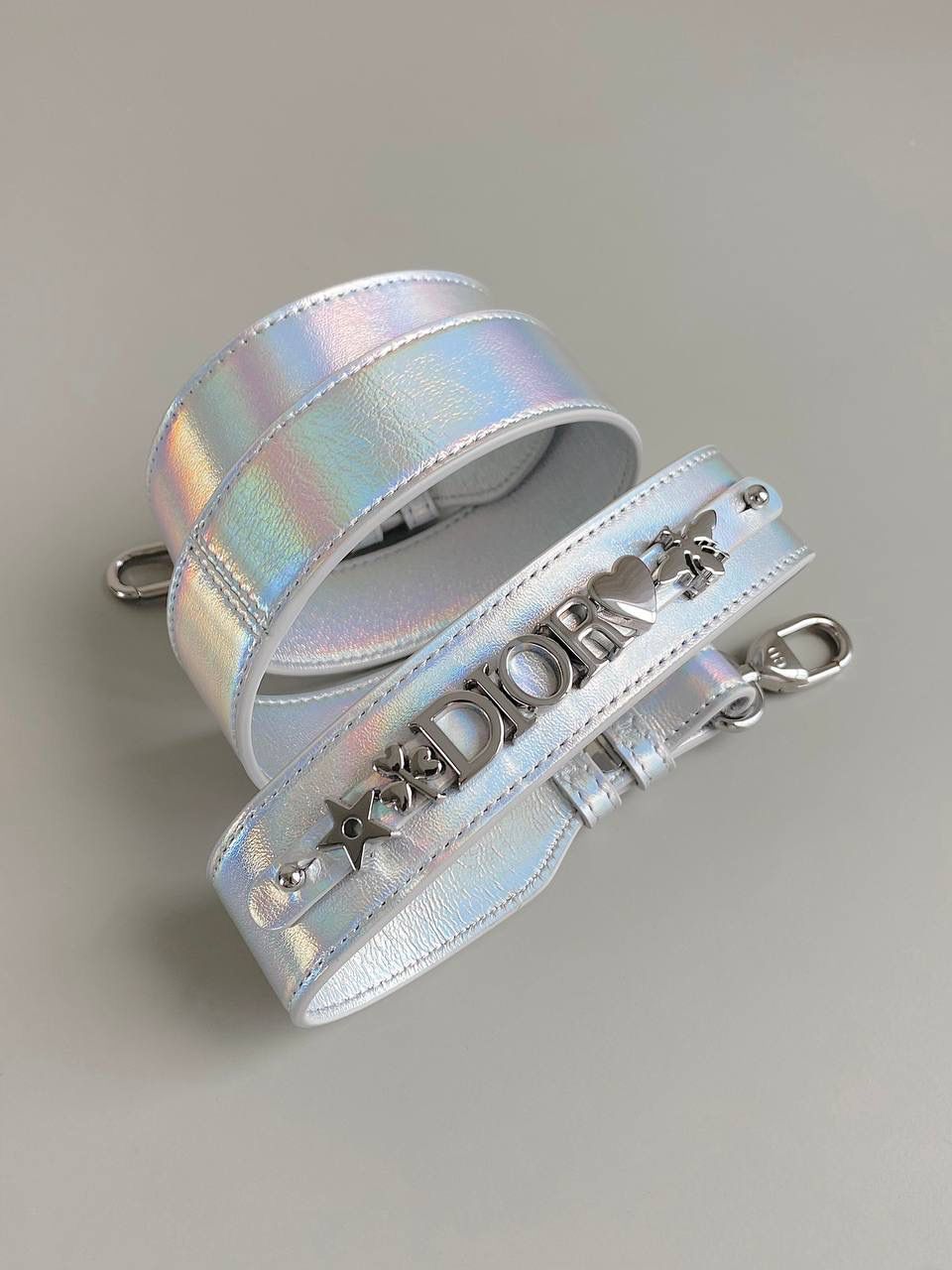 🈶镭射银 𝗗𝗜𝗢𝗥 𝗟𝗮𝗱𝘆羊皮四格银扣 快！快！快！很少见有这么特色的包 Bing灵动炫目大胆的科幻视觉冲击太震撼 整个包身珠光呈镭射效果，犹如彩虹般 很是惊艳！配银色金属更有张力，好抢眼啊 优雅与炫酷的反差碰撞，也就只有它独具一格 拿到手你们一定要多背出去走走 它实在是美到过分了！！ 进口原厂羊皮➕全钢五金 （配8个五金图案 全套包装） 20×16.5×8cm 4123m