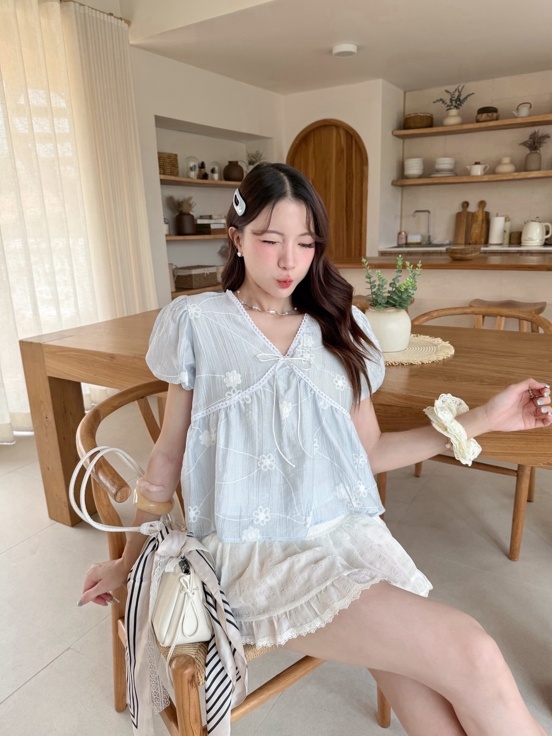 🇹🇭新款預定 ～ v領花花布料上衣