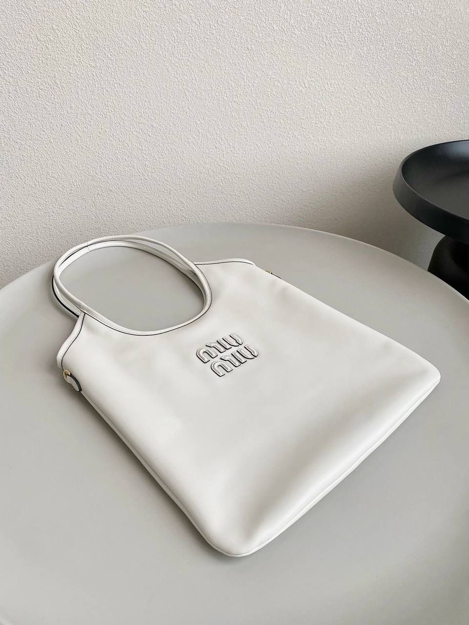 🈶白色 𝗠𝗶𝘂𝗠𝗶𝘂托特 拯救衣柜大爆款来了！ miu家最最最种草的一只大包 轻便 百搭又实用，出gai年度top☝🏻 要抢疯了的节奏，真的超爱 ！！快冲 35×40cm #F0110m