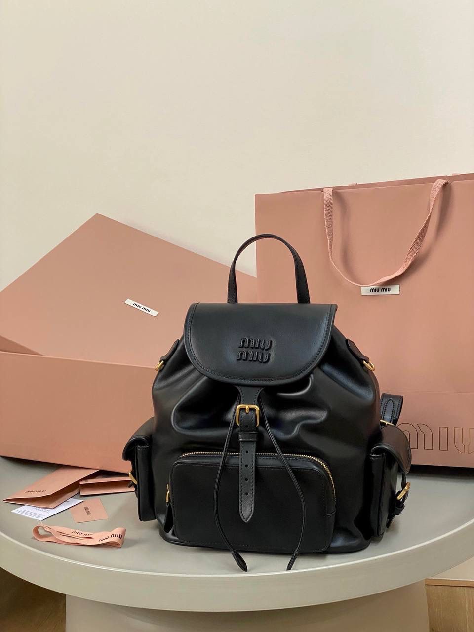 🈶黑色大号 𝐌𝐢𝐮𝐌𝐢𝐮 双肩包·牛皮 万众期待的全皮款双肩包！ 它终于出来了，天天被催爆🤪 只有真的好看好背才能一直被惦记 全皮很有质感，手感超级软乎 自重很轻！容量也感人！ 通勤 上学 短途旅行都可 平常带电脑ipad文件啥的也足够 再挂上可可爱爱的挂件呼呼～ 太好看了！！可以闭眼入 25×29×12.5cm #F0060m