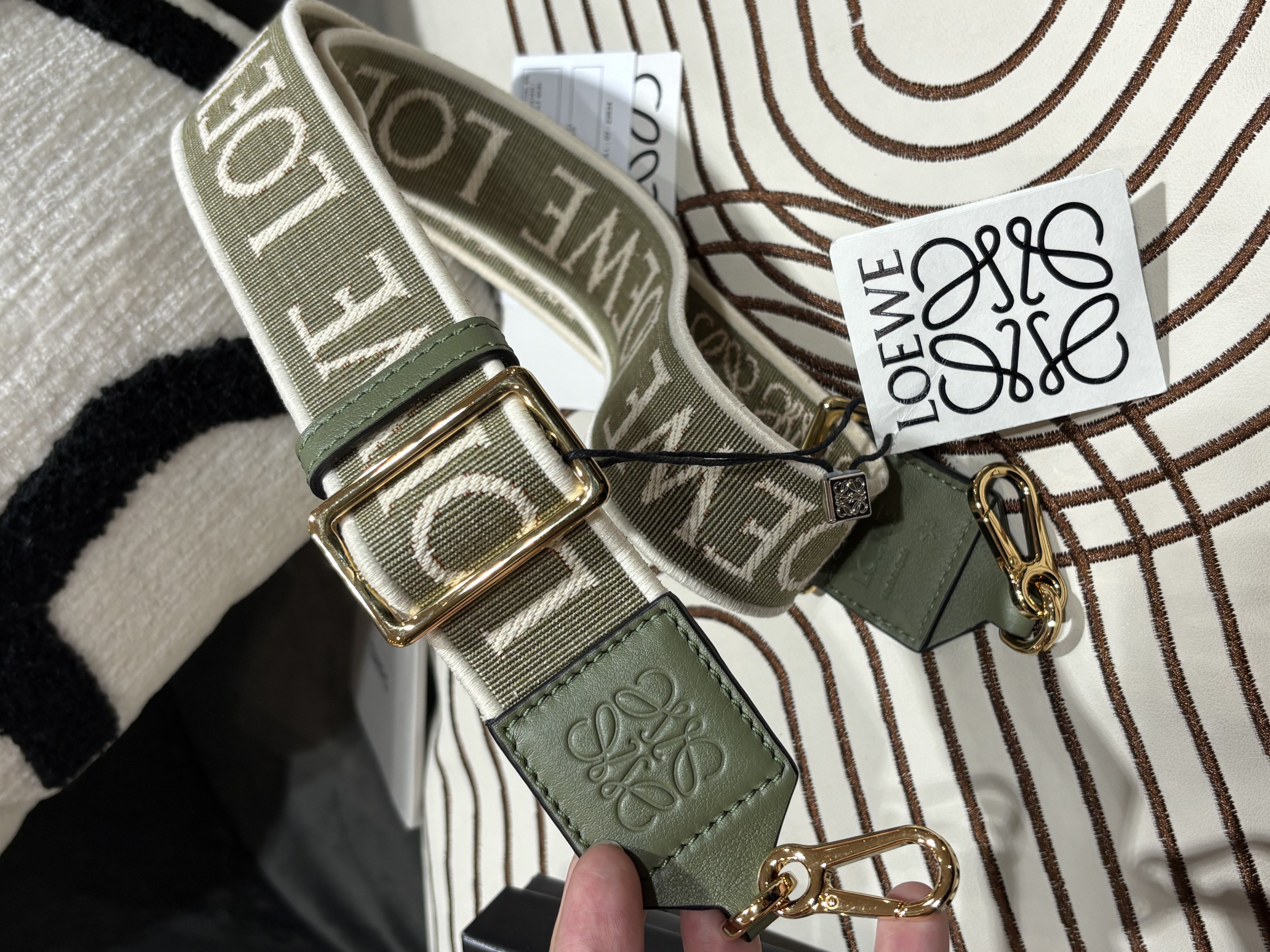 全新 Loewe strap Size: 65-105cm 100%Authentic, 100%New全新