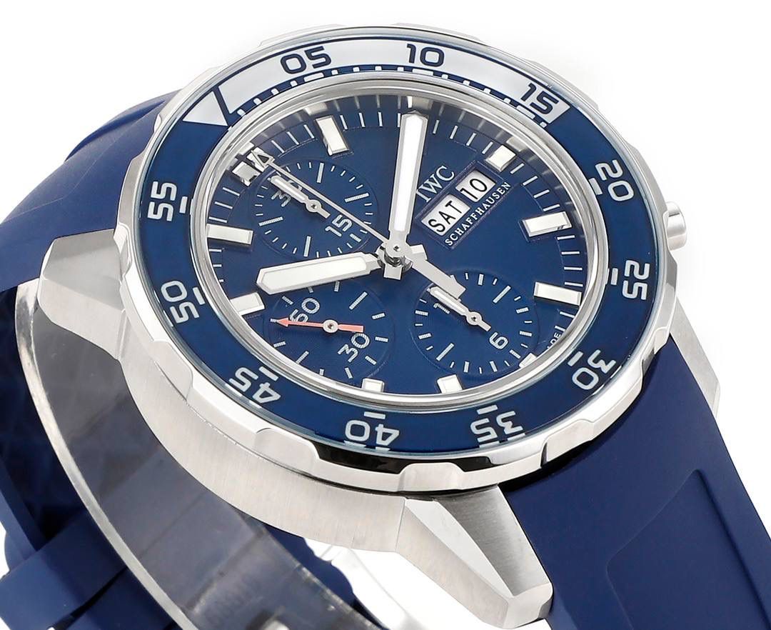 IWC万国海洋计时系列，一款直正潜水与计时融合的腕表。超高的颜值 具备「背景照明」的旋转式潜水外圈。多功能外圈里面是4毫米阔的蓝宝石玻璃圆环，底部有印花及涂上浓缩的Super-LumiNova®夜光涂层。粗犷的时标和刻度，并覆有银光涂层，在昏暗的环境中发出光芒，让时间时时掌握。材质： 316L精钢 直径： 44毫米 机芯：Asia-7750机芯🔥