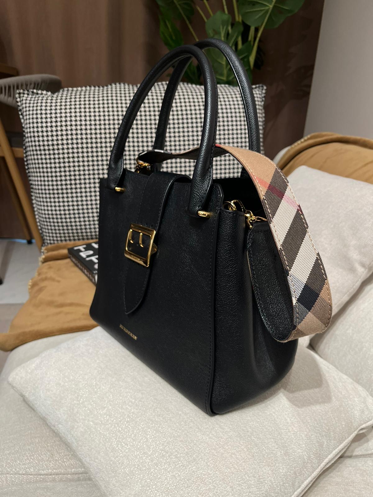 Burberry medium buckle tote bag  100%Authentic ,98%new✅塵袋