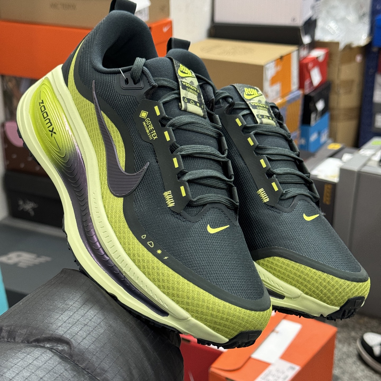 Nike Vomero 18 GORE-TEX HQ7002-300 