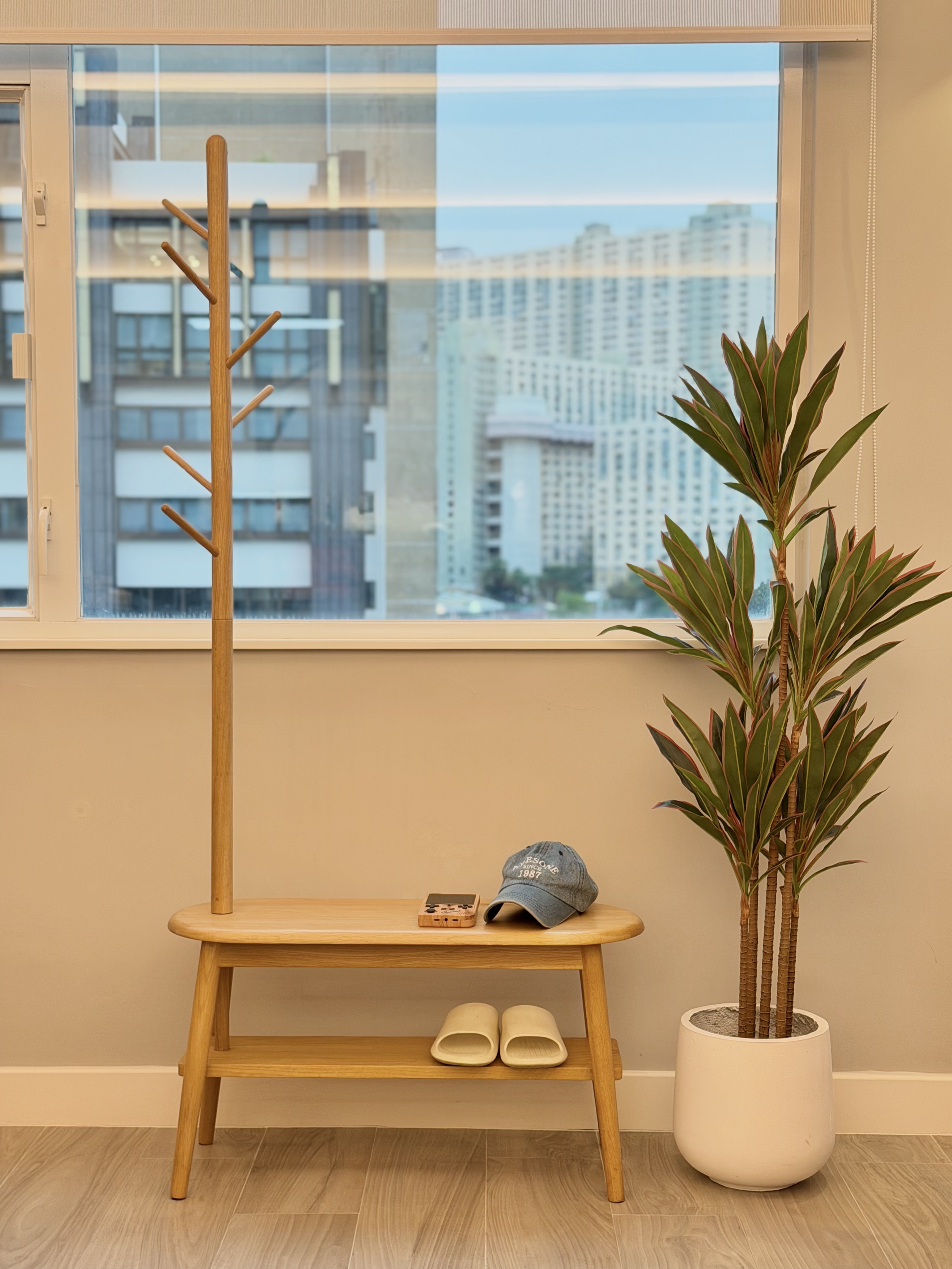 OVAL Bench with Clothes Rack