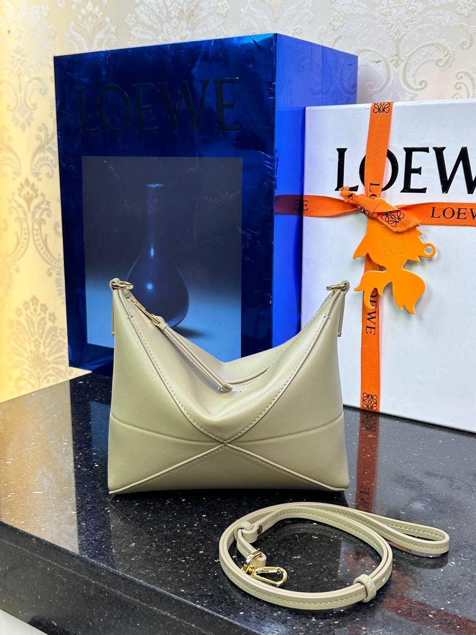 ♥️𝙋𝙪𝙯𝙯𝙡𝙚 𝙁𝙤𝙡𝙙 ——【粘土绿】 尺寸：𝟐𝟑-𝟔.𝟓-𝟏𝟓.𝟓𝐜𝐦 编码：522404 🎈经典几何为造型，以及柔软细腻的Napa牛皮，升级为可完全折叠的手拿包。 🎈自带一根🉑拆卸🉑调节的肩带，一包多背，多样化风格，秀场大放异彩😃日常实用性强👌 🎈配全套专柜礼盒🎁，给你满满的仪式感👀