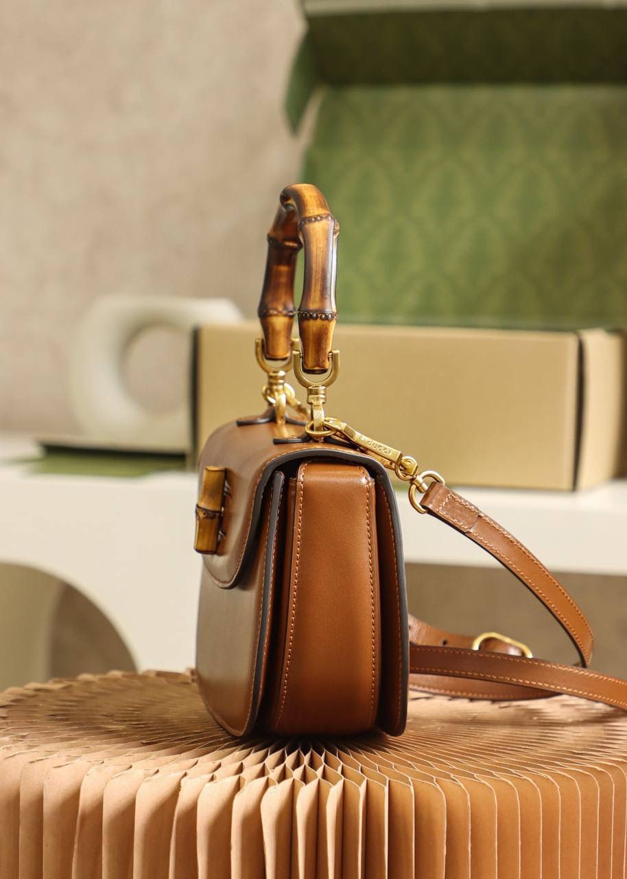 全皮复古竹节系列#675797# 正品皮▪️ ☑️尺寸：21*15*7cm 竹节象征着小古家生生不息的设计传承，也是经典的传承。全皮的材质，让整个包看起来更加有高级感‼️ 包身搭配两条肩带设计，运用多样化的日常搭配中， 给人演绎出不同的搭配风格。 半圆的包型，看起来更加硬朗气质，不仅具有高级气质感 却不失复古的韵味！这一次设计师把复古标志性的竹节带回到大家现代生活中，还掀起了一波好评风潮！