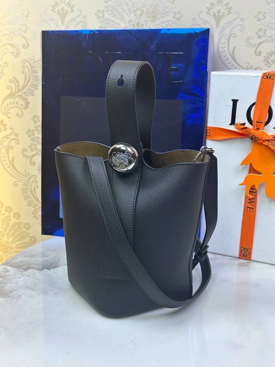 ♥️𝙈𝙞𝙣𝙞 𝙋𝙚𝙗𝙗𝙡𝙚 𝘽𝙪𝙘𝙠𝙚𝙩 ——【黑色荔枝纹】 尺寸：𝟏𝟔-𝟏𝟔-𝟗.𝟓𝐜𝐦 编码：062339 🎈标志性Anagram鹅卵石点缀，配以纯粹简约线条以及瞩目设计风格，诠释全新𝙋𝙚𝙗𝙗𝙡𝙚手袋👜 🎈自带一根🉑拆卸🉑调节的肩带，一包多背，多样化风格，秀场大放异彩😀内里容量超大，日常实用性强👌 🎈配全套专柜礼盒🎁，给你满满的仪式感👀