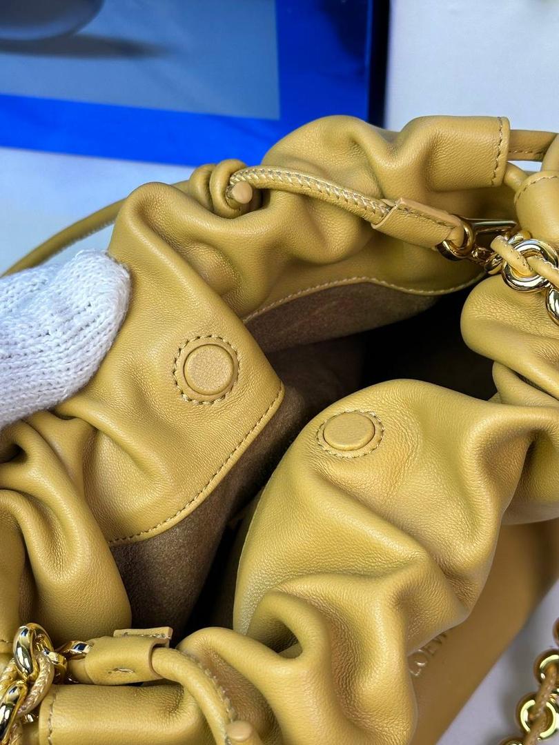 🎈中号链条款𝙁𝙡𝙖𝙢𝙚𝙣𝙘𝙤 𝙋𝙪𝙧𝙨𝙚羊皮 ——【沙漠黄】 尺寸：𝟯𝟬-𝟭𝟬.𝟓-𝟮𝟬𝐜𝐦 编码：012403 👉🏻延续福袋收缩绳褶皱设计，羊皮包身手感细腻柔软❤️ 👉🏻链条肩带➕皮肩带的双肩带设计，时尚百搭，给足了集美们多样化的选择。肩带可拆卸可调节，磁扣开合，正面烫金𝙇𝙤𝙜𝙤，呈现出高贵典雅的视觉感😍 👉🏻独家背景➕独家品质➕独家全套砖柜礼盒套装，市场高端品质皆在我手✌🏻