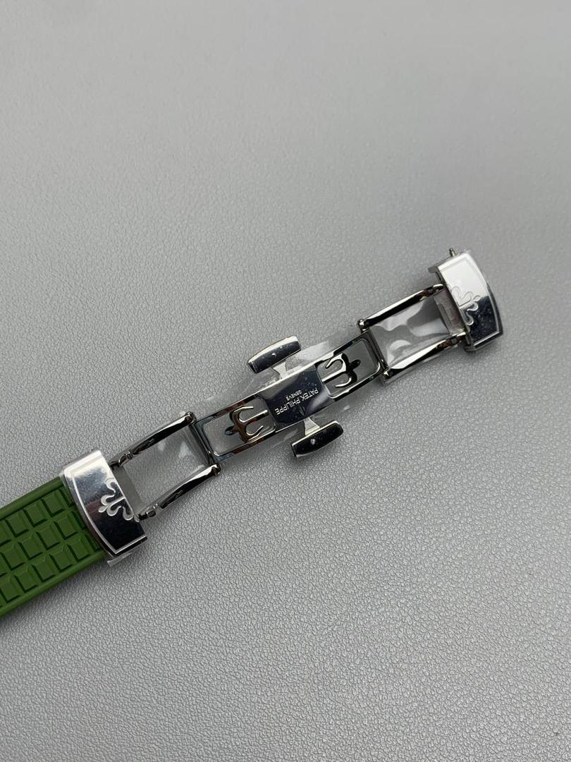 百达翡丽 5067A 手雷 石英女表 ——PPF继续购入原装PP--5067A腕表，独立拆解开模。完美还原PATEK PHILIPPE--5067A全系列石英腕表，带来全网最佳的复刻产品和极致体验。 【表带 扣】 1.采用与原装一致的天然复合橡胶（Tropical）材质，经久耐磨，可抵抗海水侵蚀和紫外线辐射。 2.完美克隆Aquanaut最新表扣，即使在非常细小的拐角处上也做有倒角润饰，确保还原正品般的舒适感。 【表壳】 1.腕表尺寸35.6X7.7mm 圆润的八角形表壳与原装一致，保持着复古的造型和精湛的打磨。 2.旋入式把头设计和实心底盖吻合与原版 3.表圈镶嵌46颗顶级施华洛世奇水晶（共计1克拉） 【机芯】 瑞士石英机芯改PPCal.E23-250芯。走时稳定，续航持久，性价比超高。