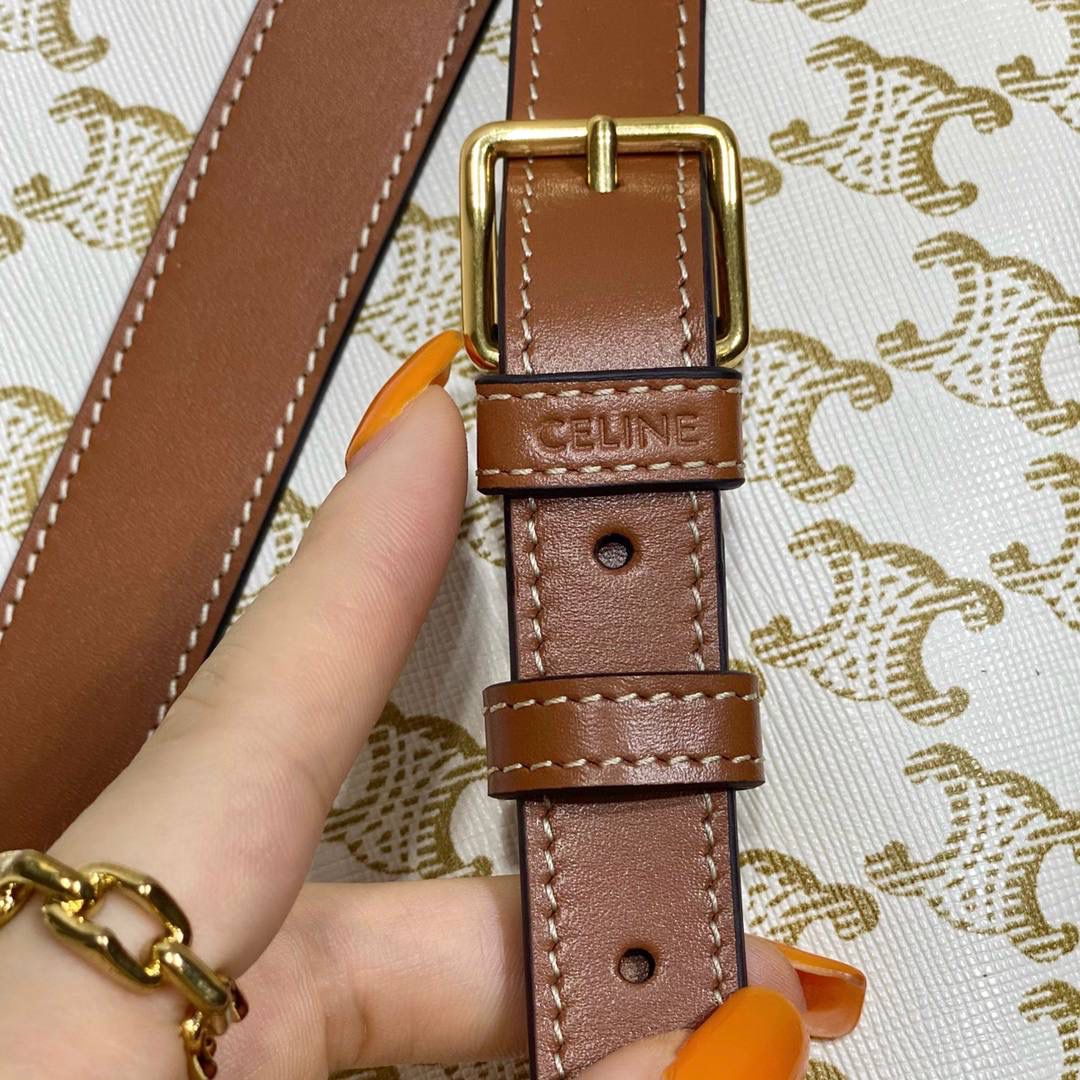 🔥大货实拍图 𝗖𝗘𝗟𝗜𝗡𝗘 ♥ 𝗧𝗥𝗜𝗢𝗠𝗣𝗛𝗘 𝗖𝗔𝗡𝗩𝗔𝗦小号水桶 多少年都不会倦怠的经典与复古设计，可以说是品牌标志性收藏款了，型号：191442 尺寸：30*22*13cm。