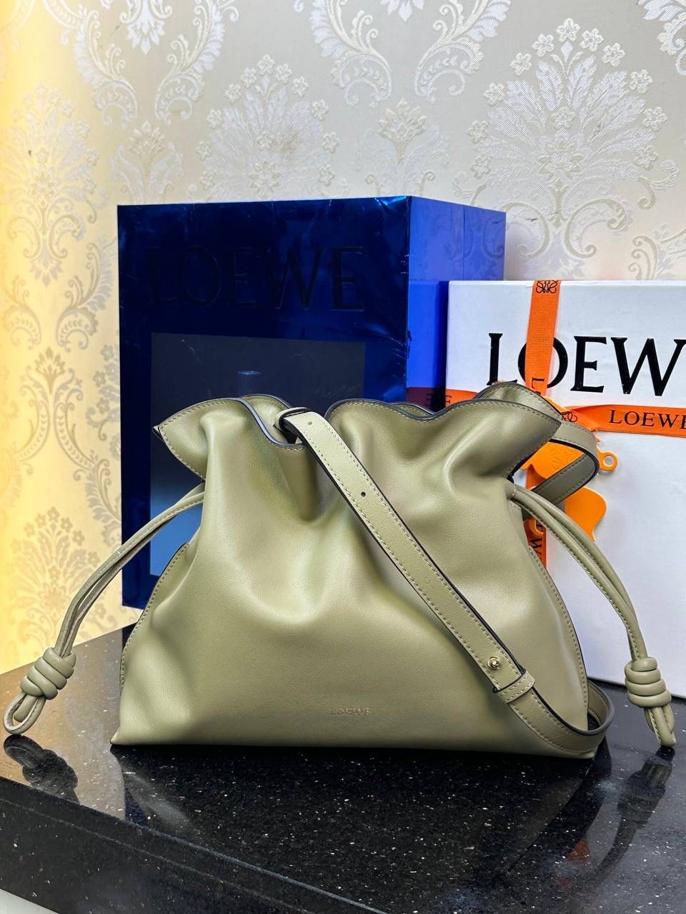 全新升级—中号𝙁𝙡𝙖𝙢𝙚𝙣𝙘𝙤出货啦✅ ❤️升级版福袋正面新增品牌烫金𝙇𝙤𝙜𝙤代替压印𝙇𝙤𝙜𝙤，肩带加宽同时增加两侧狗扣五金代替原本皮穿扣肩带，精致又便捷🥰 ❤️独家定制皮料五金，小牛皮皮质手感十分柔软且耐用，肩带🉑拆卸🉑调节，多种背法任你选择，容量超大，日常出行必备😍 ❤️独家品控，完全对版细节，全套礼盒🎁包装给你满满的仪式感🥰 中号尺寸：𝟑𝟎-𝟐𝟒.𝟓-𝟏𝟎.𝟓𝐜𝐦 款号：052028 黏土绿/新【配全套礼盒】