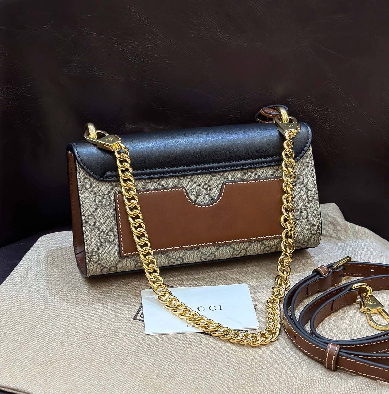 🔥𝐏𝐚𝐝𝐥𝐨𝐜𝐤 月光宝盒# ▫型号：735103 ▫️尺寸：22*11.5*7.5cm 👑经典之王𝙥𝙖𝙙𝙡𝙤𝙘𝙠又出新成员啦，标志性的小锁扣作为主打，保留了原样貌的设计‼️采用原厂黑棕牛皮➕G花面料 三合一的色彩尽显小女人气质的一款包。横版内存空间更大、各自好用、单肩/手挽/斜挎等。钢制耐磨五金，细节都源于正板打造。非常减龄哦！容量也足够日常外出必备小物件！788590