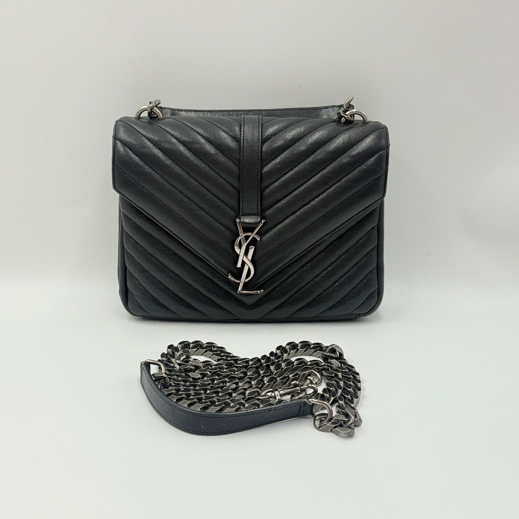 YSL 信封袋  V紋黑色銀扣牛皮 字母logo V紋設計
