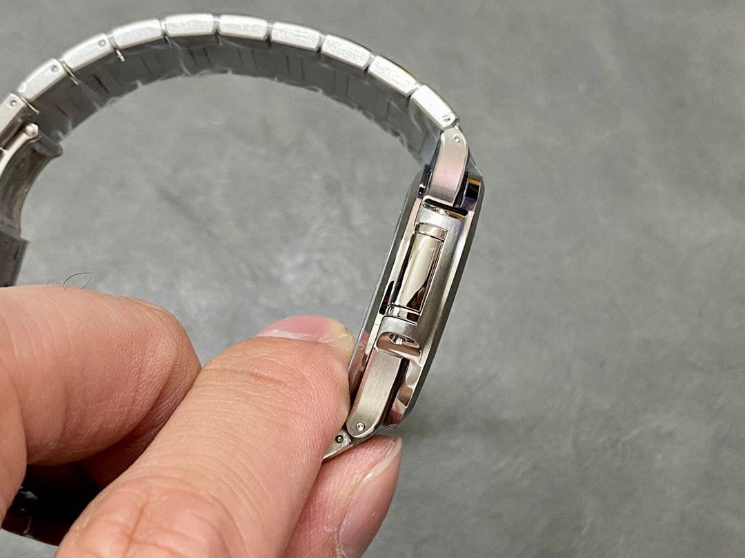 百达翡丽 Nautilus 鹦鹉螺系列蓝面男士腕表