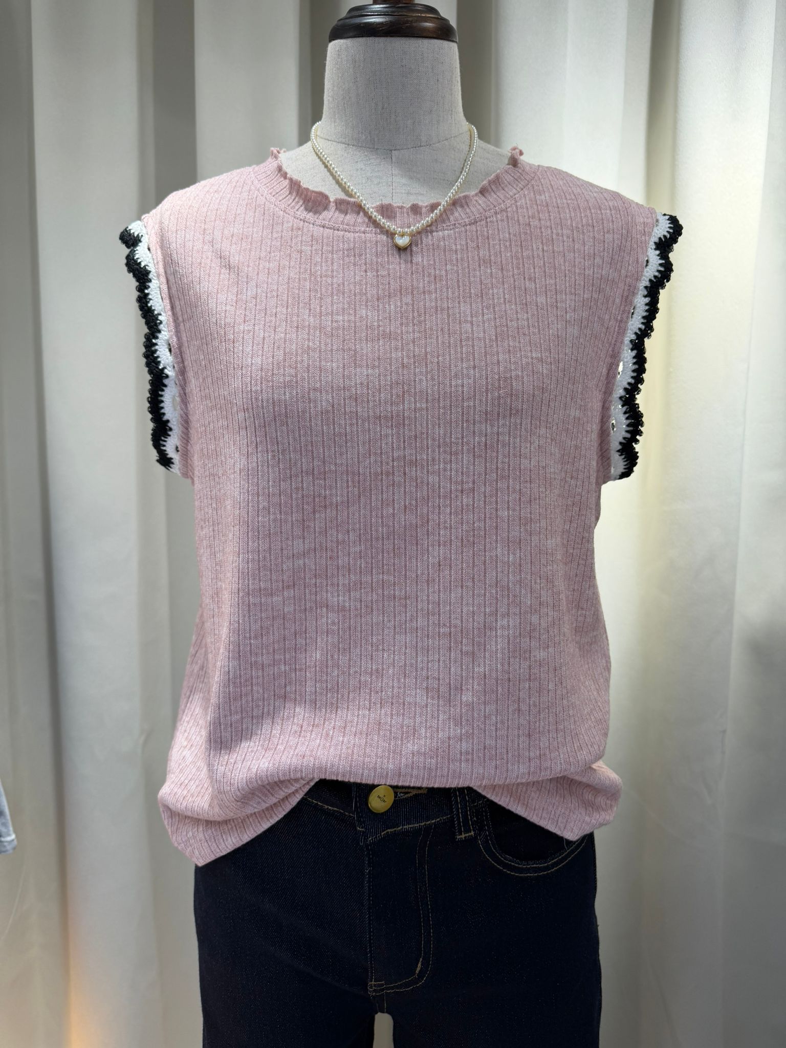 優雅針織背心：荷葉邊領口與精緻鉤邊設計