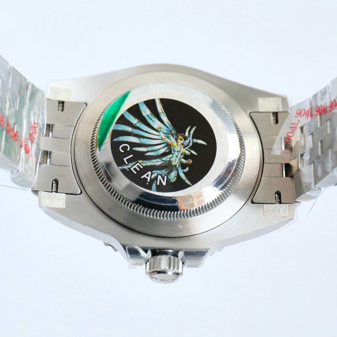 C厂 劳力士 ROLEX 🎮MK5 GMT格林尼治升级版。采用正品一致904L钢材，一体成形的陶瓷白金字体圈口与正品一致。🎮全新3285一体机芯。同步正品GMT针通过正反调时间及日历，配件通用原装。904L钢表壳表链，蓝宝石镜面，超级夜光，双向陶瓷旋转表圈，折叠表扣