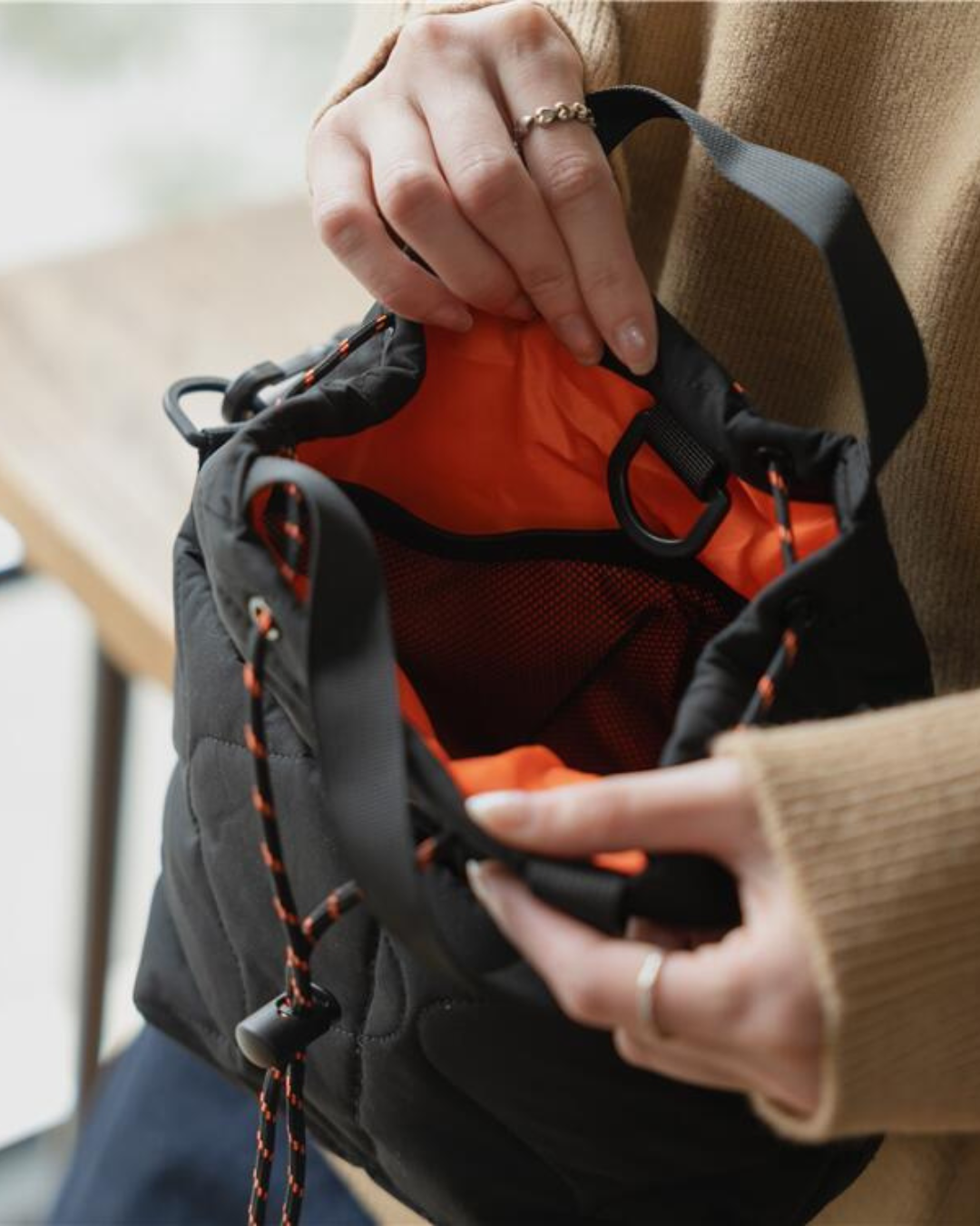 日本代購【 2026新色 日本直送 KIU 輕量 防潑水 2WAY 夾棉斜預袋 2way padded mini bag 】﻿