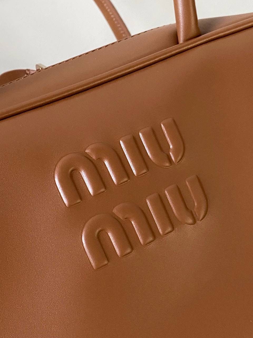 🈶棕色 | 小号 𝗠𝗶𝘂𝗠𝗶𝘂公文包，大爆款 谁懂啊！小号也太好背了 今年九月份新推出的新尺寸❗️小个子的大福音哇！ 大号hold不住的姐妹，这个号就非常合适了！ 手拎肩背都刚刚好，小巧又不压个子 小号：18×30×9cm #F0020m 大号：23x34x10cm