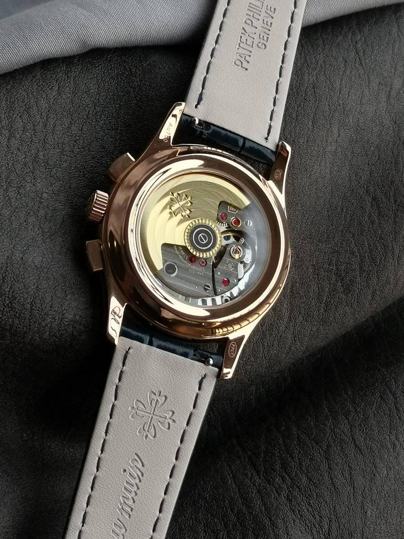 2024墙裂推荐 重金打造经典时计】——百达.翡丽复杂功能系列5905R-010重磅登场，迄今推出的首款Nautilus复杂腕表，以超复杂的工艺技术打造休闲运动腕表。 1⃣️小身板大能量：尽揽以下功能∶12点位日历功能 10点位星期功能 2点位星期功能 6点位24小时。所有功能都可正常使用。 2⃣️机芯采用复刻版Cal.240自动上链机芯，在实现外观的逼真前提下，功能一并完美诠释。 3⃣️改装大师独立制表人，倾情参与定制改装表盘颜色，给予独一无二的腕表增添有趣的灵魂！ 匠心力作 欢迎各位表友品鉴！