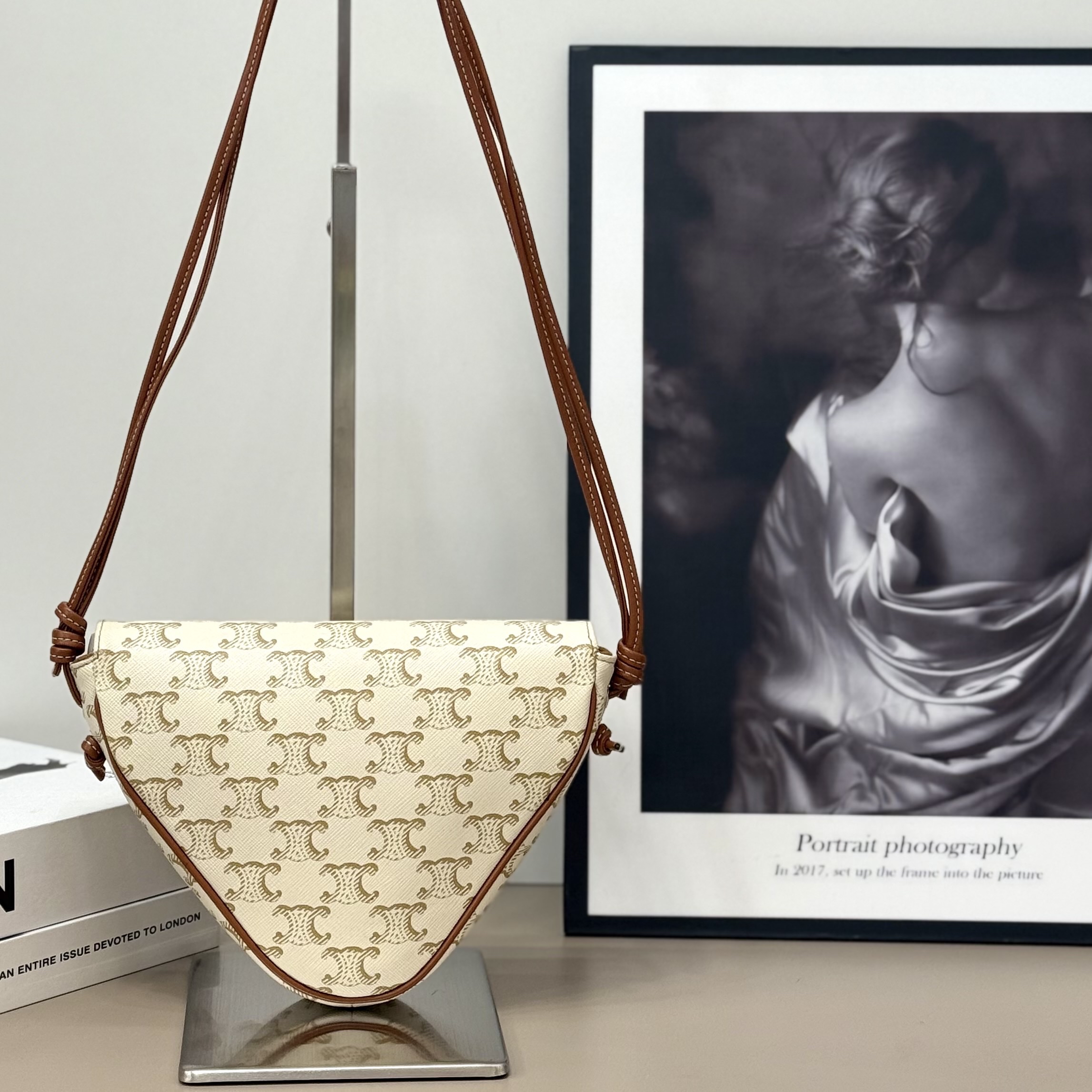 【預訂貨品】Celine白色老花三角包 