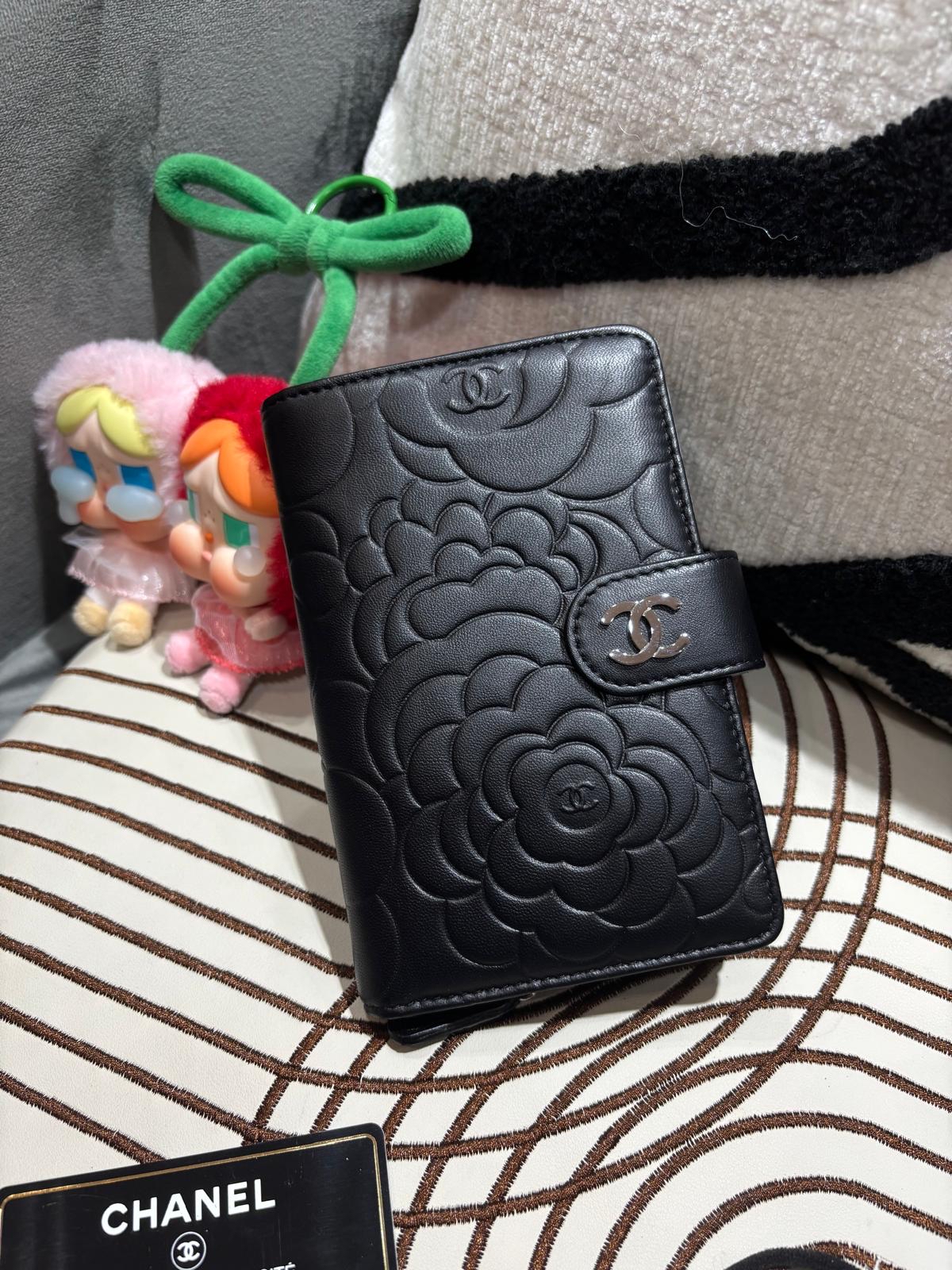 CHANEL Camellia Short Wallet 黑色小羊皮山茶花壓紋短銀包 100%Authentic, 98%New ✅17card ✅box