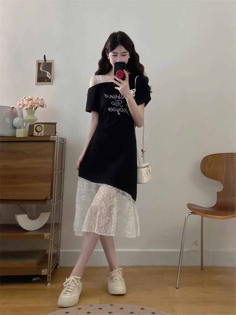 B65(6677) 韩系斜领单蕾丝吊带烫钻字母拼接下摆蕾丝透黑连身裙