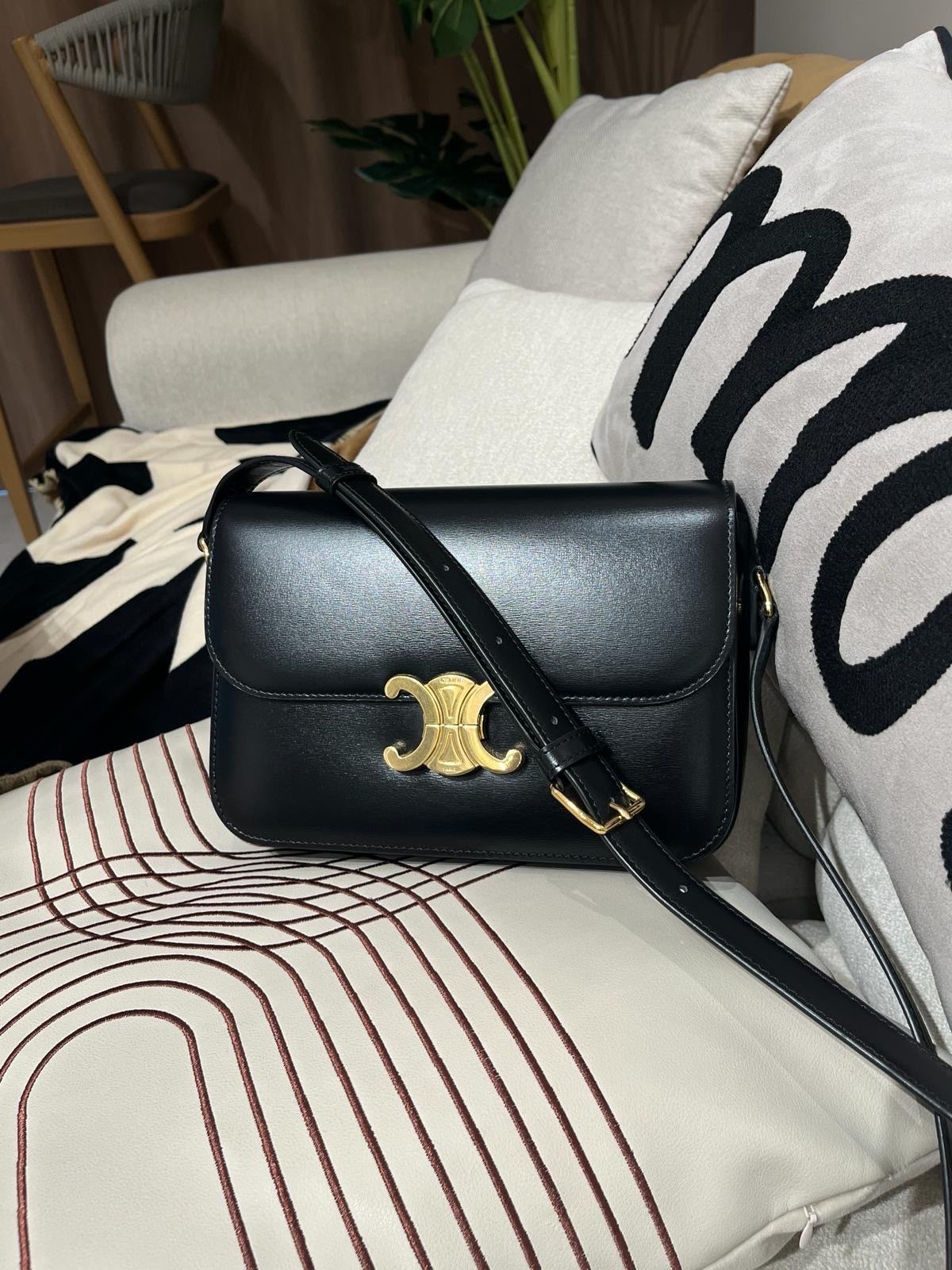 Celine CLASSIQUE TRIOMPHE 黑金凱旋門 box medium flap bag 22x15.5x6cm 100%Authentic ,95%new  ✅tap booklet ✅dust bag✅box  專門店售價$32,000✨📣