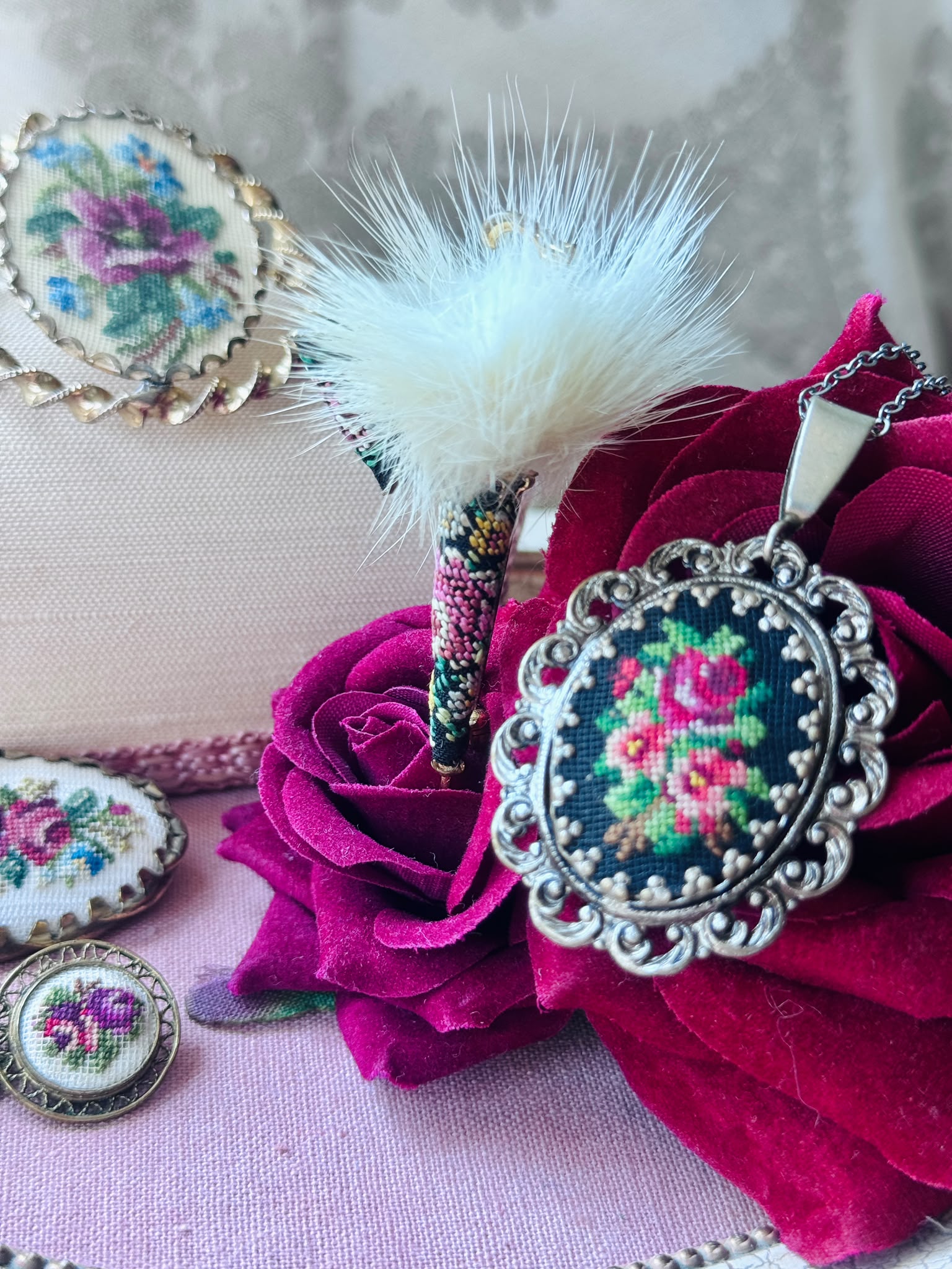 Vintage Mid-century Bouquet  Petit Needlepoint Scrollwork Framed Pendant Necklace (NZ118）