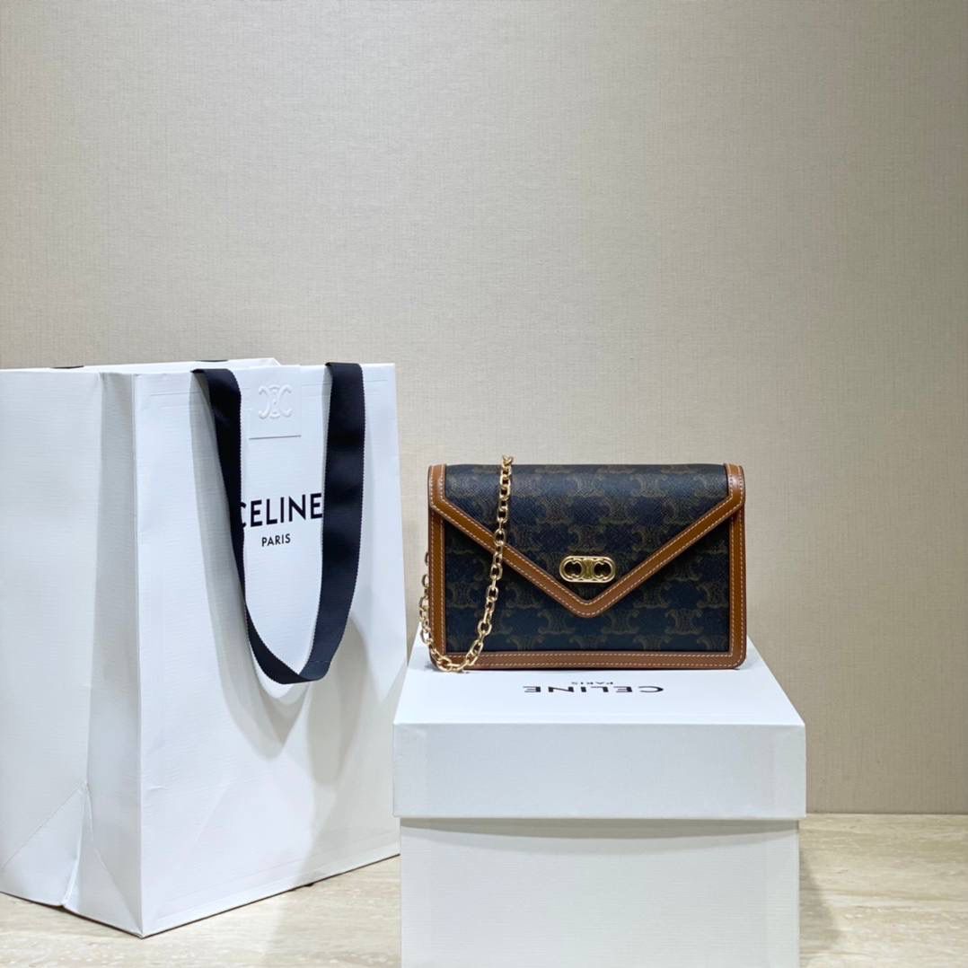 🔥大货实拍图 𝗖𝗘𝗟𝗜𝗡𝗘♥𝗠𝗔𝗜𝗟𝗟𝗢𝗡链条信封包 型号：10H422 尺寸：19.5*13*4cm