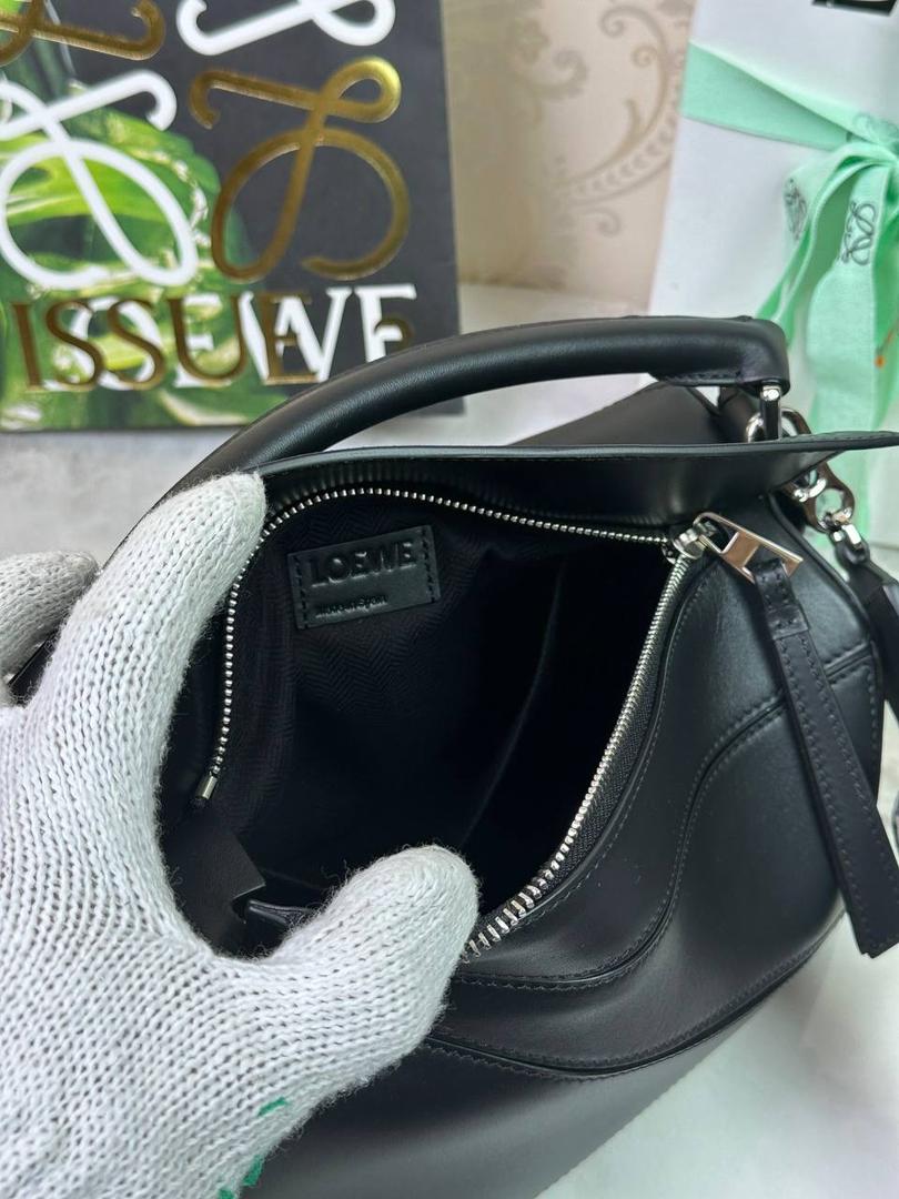 🅰️小号 𝗣𝘂𝘇𝘇𝗹𝗲最新版本❤️ ——（缎面/织带款） ✅经典拼图系列，不规则立体几何设计，最具辨识度的立体廓形和几何美学，顶级进口小牛皮搭配德国沙菲线，独家定制五金，𝗬𝗞𝗞拉链拉头 ✅容量超大，颜值高，四季百搭，新款自带可拆卸𝗟𝗢𝗘𝗪𝗘织带宽肩带‼️ 尺寸：𝟐𝟒-𝟏𝟔.𝟓-𝟏𝟎.𝟓𝐜𝐦 款号：061609织带黑色