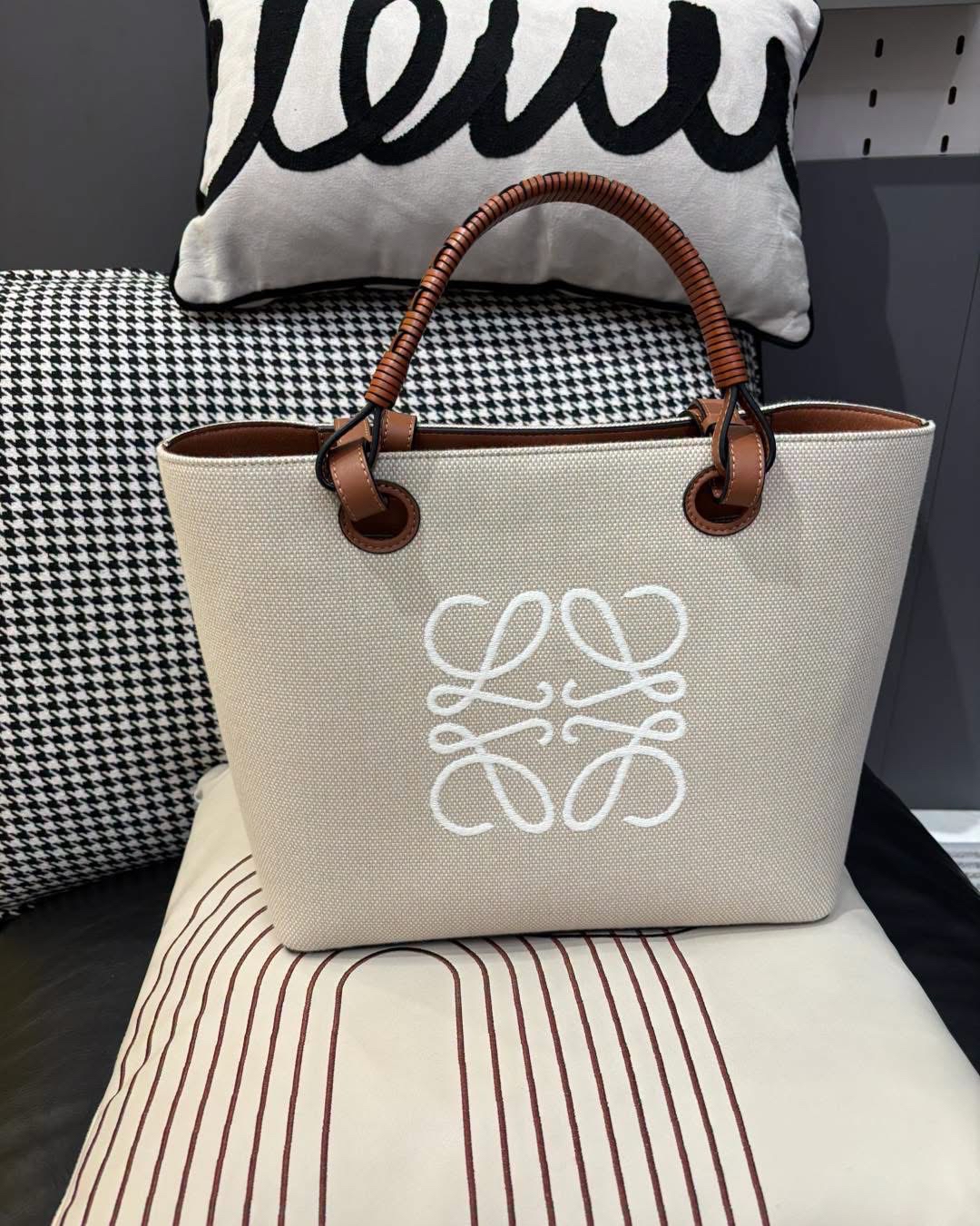 Loewe anagram tote bag  100%Authentic ,98%new✅塵袋