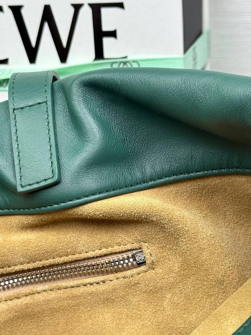 🎈全新福袋𝗙𝗹𝗮𝗺𝗲𝗻𝗰𝗼 𝗧𝗼𝘁𝗲 ——【常青色到货✅】 尺寸：𝟒𝟔-𝟏𝟐.𝟓-𝟒𝟏𝐜𝐦 编码：052026【配防尘袋，没有盒子】 ❤️以经典Flamenco系列手袋👜为基础，新款Flamenco Tote手袋采用加长廓形，正面饰品牌超大对比色𝐋𝐎𝐄𝐖𝐄标志，外部进口Napa小牛皮，内里绒面设计，整个包手感超级柔软舒服。 ❤️超大容量设计，磁扣开合，1个拉链内袋，可肩背或者手提✌🏻，可放15寸电脑💻，出行通勤必备，无论男女都🉑轻松驾驭。