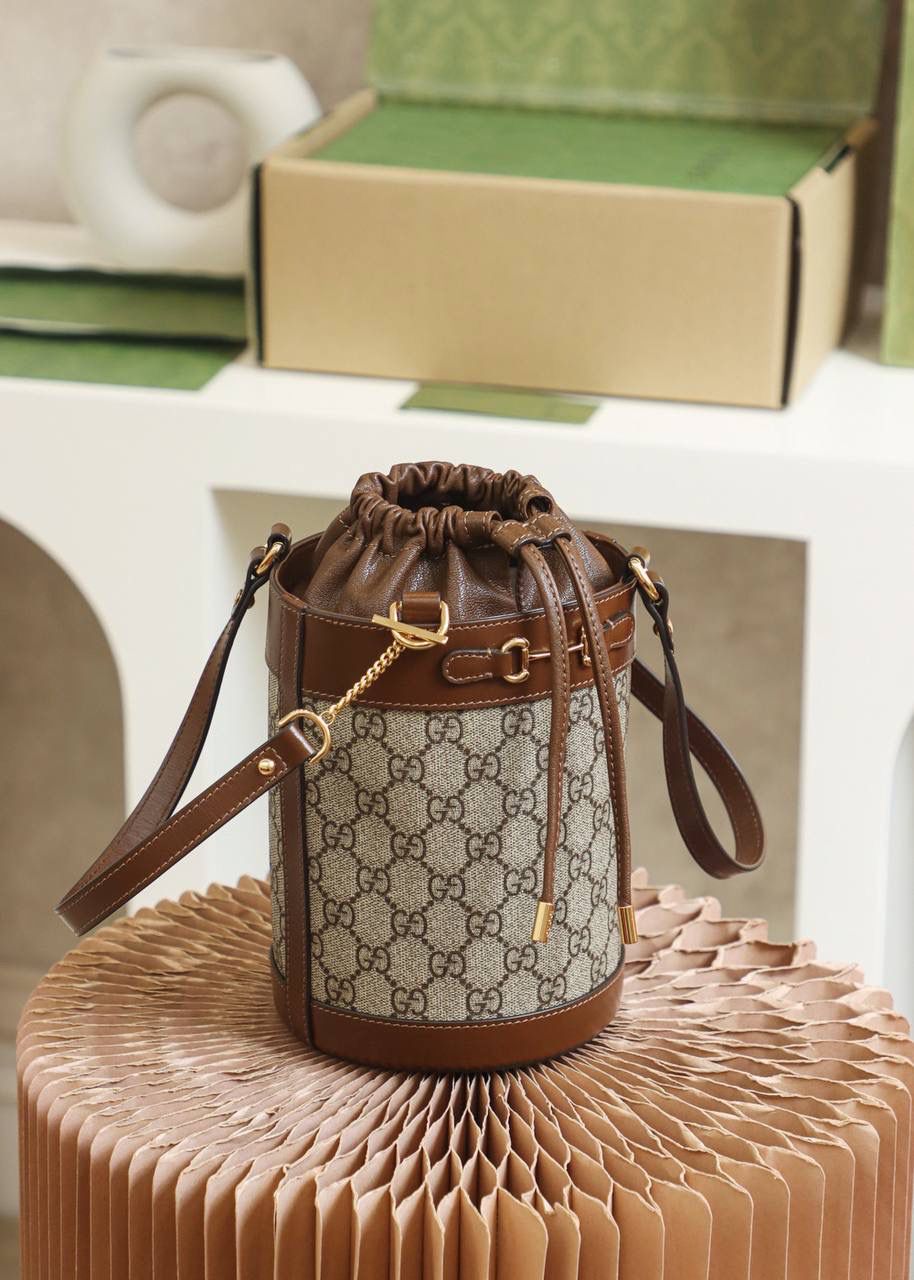 𝟭 𝟵 𝟱 𝟱马衔扣系列水桶包#637115#正品皮 ♠尺寸：14*19*14cm ♠ 1955马衔扣全新系列—水桶包， 采用经典GG面料搭配牛皮设计， 最受欢迎的水桶造型， 1955标志性马衔扣，给人一种现代时尚精髓，彰显马衔扣别致的魅力，这桶全新水桶包给人另外一种风味，演绎出复古与时尚的结合，更是附带大容纳设计，日常复古造型必备，必须入手的一款全新水桶！🔥🤟🏻