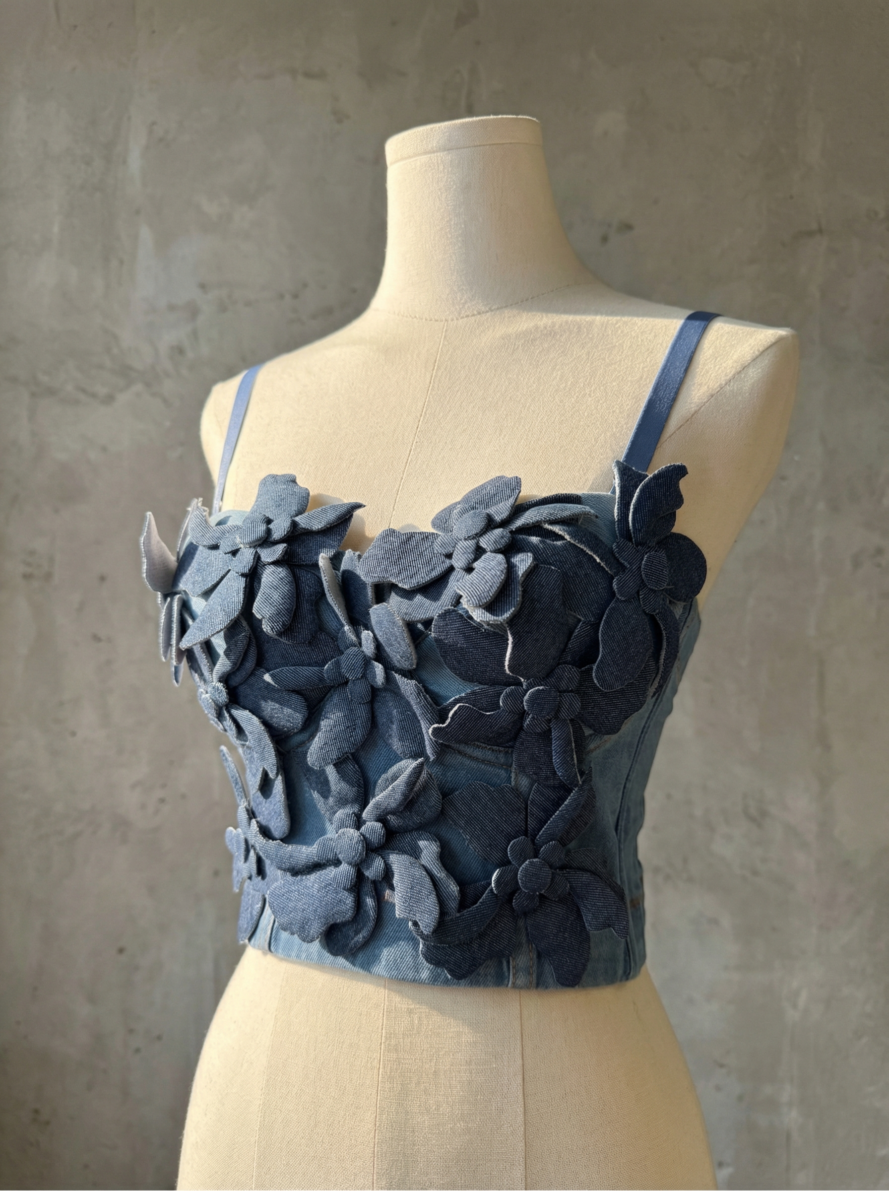 牛仔花卉圖案的抹胸上衣