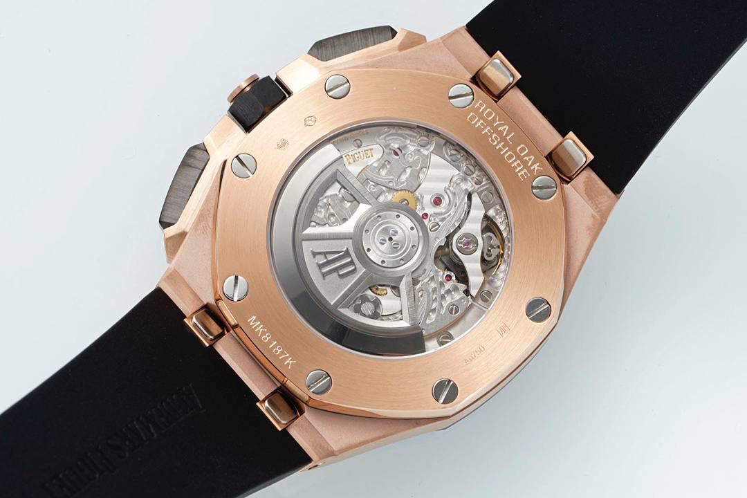 独家开发爱彼皇家橡树离岸系列26420，购入原装1.1打造💯🔥全表采用德国最新cnc技术，每个细节都同步原装，表带表扣通用原装技术实现快拆技术可同原装互换，字面采用最新款纵横格纹面，上手霸气豪华，机芯使用最强丹东机芯外观复刻原装4401机芯实现正面反面与原装难分雌雄。首批数量有限先到先得。首批颜色分别为，1，玫瑰金熊猫眼，2，最火沙漠黄烟熏盘，3，经典蓝盘白眼，4灰盘蓝眼睛，5，经典百搭白熊猫。