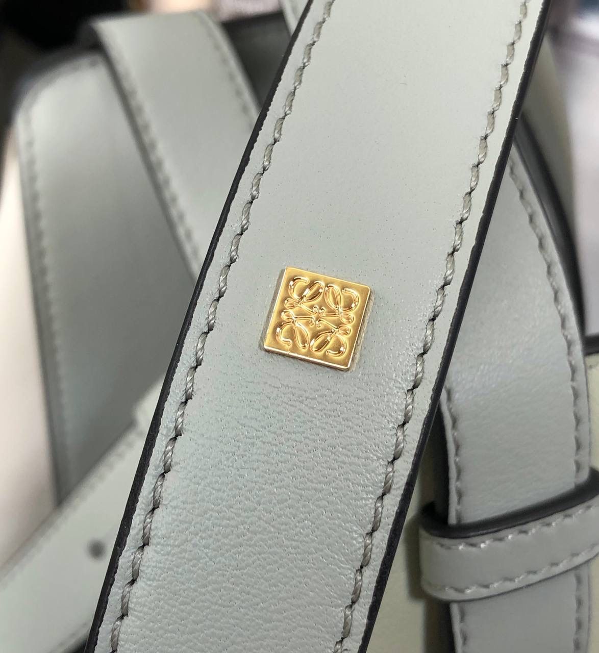 *小号𝘏𝘢𝘮𝘮𝘰𝘤𝘬吊床手袋 （平纹/粉末灰拼色） 尺寸:30-14-25cm 编码:6887 带有柔软侧面包身的多功能手袋，容量大，可自由变换，多种背法，肩带可拆卸调节（斜背、侧挎、单肩、腋下、手拎…）内部钩扣封口，两个内部插袋，人字纹棉纺布衬里，Anagram压纹💕💕