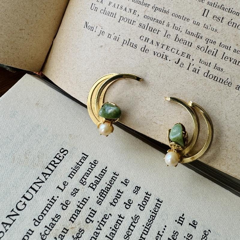 Vintage Canadian Continental Jade Stone Gold Swirl Brooch and Moon shape Clip On Earring Set (MT2109)