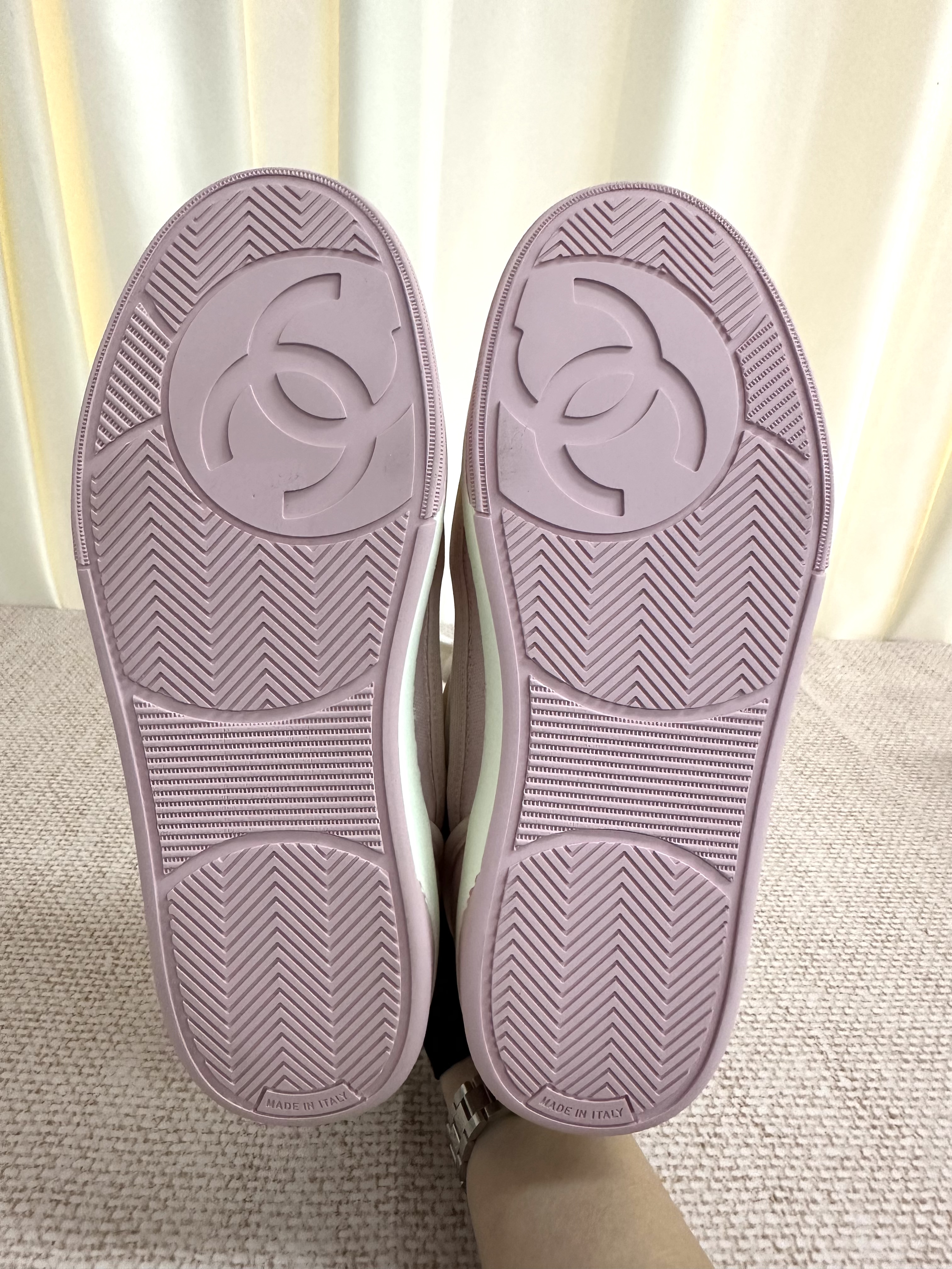 Pre-Owned Chanel Canvas Low Top Sneakers / Product Code: 26040720