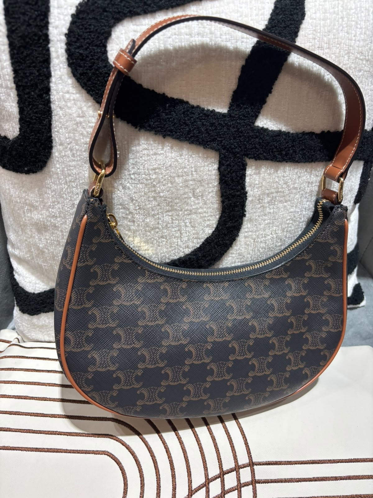 Celine Ava medium hobo triomphe  100% Authentic, 98%New ✅dust bag  