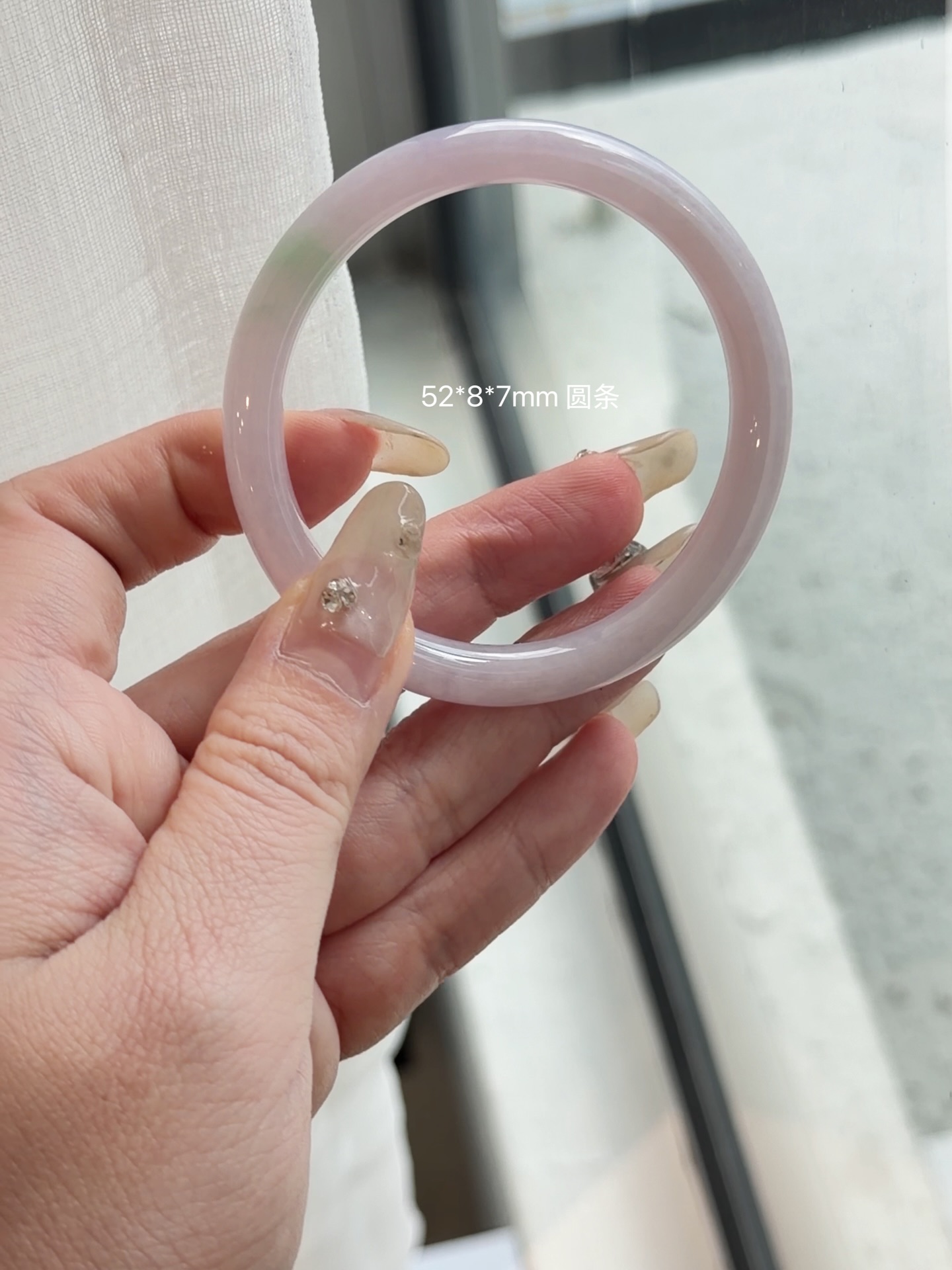 ✨ 马来西亚现货 ✨精品手镯 · 实物更美52圆条 粉冰胶条 翡翠手镯 ，适合52-54圈口的小手们💎 尺寸圈口：52mm ｜ 宽度：7mm ｜ 厚度：8mm💰Rm2280.00📄 附权威证书🕊 支持鉴赏期🌍 全球配送喜欢的宝宝欢迎 DM 💌先到先得，不留#马来西亚翡翠 #怡保 #吉隆坡 #新山 #新加坡