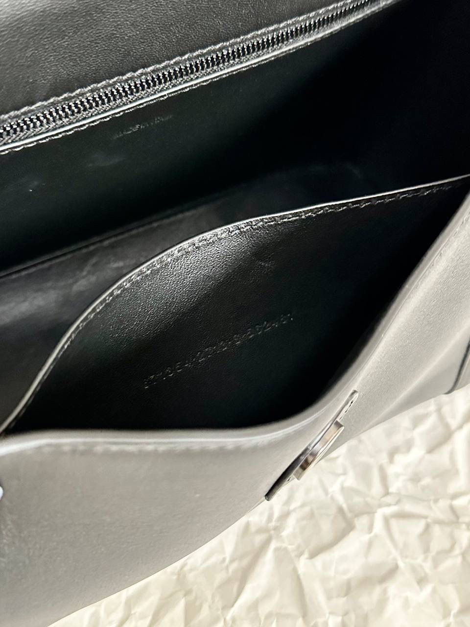 经典款🔥中号平纹黑枪(m/32cm)🐈‍⬛ ba1enciaga 横空而出的Downtown沙漏包 整个包身是软趴趴的感觉 就是大写的随性慵懒时髦感 可以斜挎也可以调短肩带腋下背 加上巨无霸的容量，时髦女孩的通勤包有了 软皮质感头层牛皮➕经典全钢B字扣五金 还是要着重强调一下咱家的B字logo刻印 清晰度全网独家⚠️品质是不需要你们担心的 请务必认准高版本❗️ 中号s：30×17.3×10cm671353m 大号m：32×20.8×15.5cm671354m