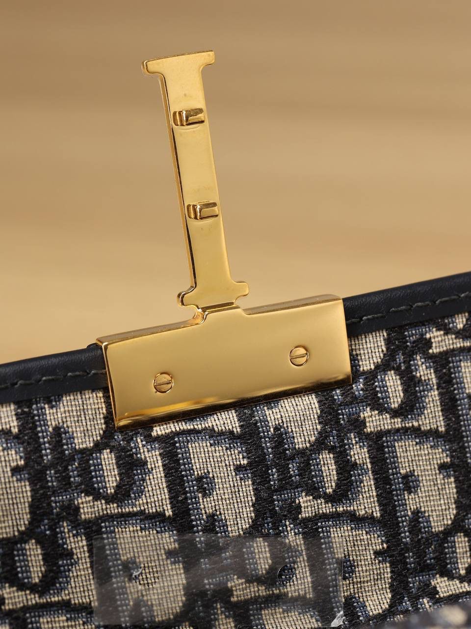 Dior 30 Montaigne 箱型手袋 蓝色 Oblique 提花，经典 “CD” 扣环设计。 可手提、肩背或斜挎，尺寸 17.5×11.5×5 cm，附防尘袋❤️