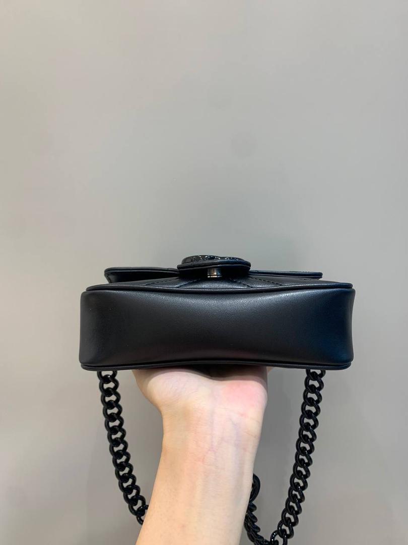 新背景实拍正品级 。马卡龙颜色：黑色❤️‍🩹 公认最百搭的颜色，黑树脂扣五金质感图片都可以感受的到，黑色给我的感觉更加又个性，酷炫风格，没想到黑色出来后真的有惊艳到我，不管皮料还是五金都是没得挑‼️ 型号699757；尺寸16.5/10/4.5cm