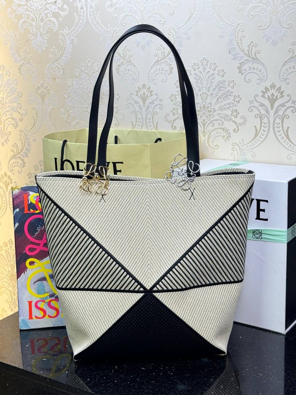 🎈*𝐏𝐮𝐳𝐳𝐥𝐞 𝐅𝐨𝐥𝐝折叠手袋👜*（亚麻刺绣） ——全新【𝗡𝗘𝗪】升级‼️ 延续经典𝙋𝙪𝙯𝙯𝙡𝙚的标志性几何裁剪设计，新晋顶流🅰️𝙋𝙪𝙯𝙯𝙡𝙚 𝙁𝙤𝙡𝙚 𝙏𝙤𝙩𝙚以折纸包为灵感，升级成🉑完全折叠‼️的结构，立体与平面任意切换，出差旅行🧳必备单品。亚麻材质轻且柔软，内鿏特别款烫金❗️ 尺寸：𝟐𝟓.𝟓-𝟏𝟒.𝟓-𝟑𝟏.𝟓cm 款号：052316