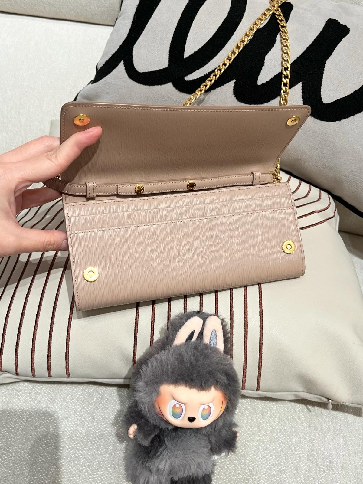 Prada wallet on chain 牛皮 100%Authentic ,99%new ✅專門店收據✅盒  