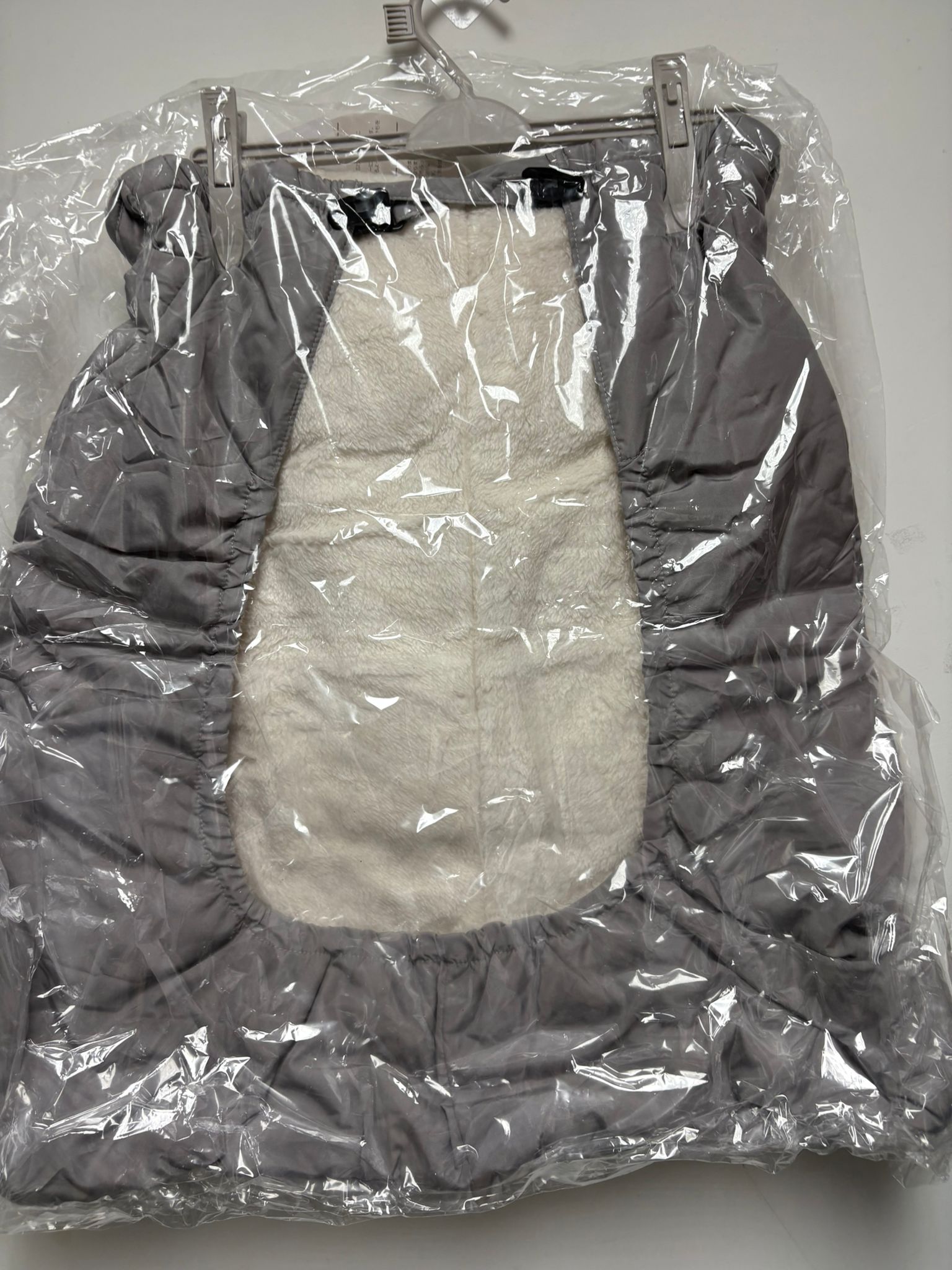 日單 灰款BB車及孭帶可用嘅披肩 （清貨不設儲貨）