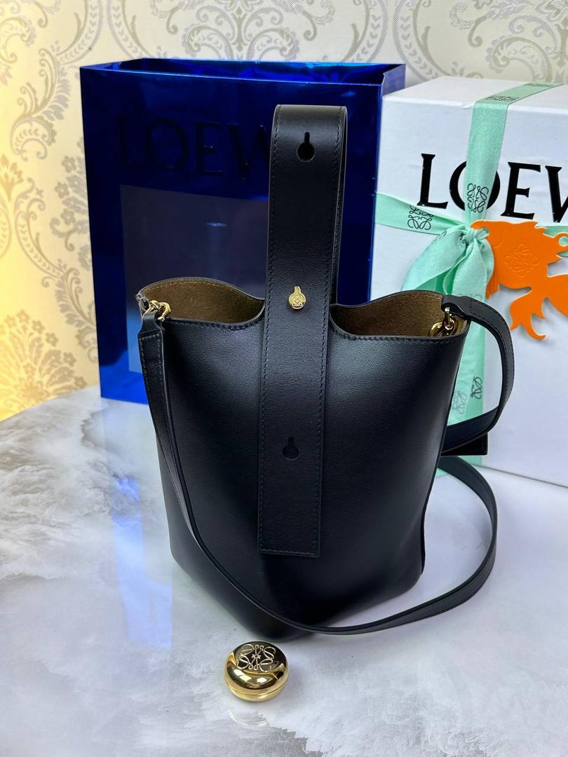 ♥️𝙈𝙞𝙣𝙞 𝙋𝙚𝙗𝙗𝙡𝙚 𝘽𝙪𝙘𝙠𝙚𝙩 ——【黑色平纹】 尺寸：𝟏𝟔-𝟏𝟔-𝟗.𝟓𝐜𝐦 编码：062339 【配全套礼盒】 🎈标志性Anagram鹅卵石点缀，配以纯粹简约线条以及瞩目设计风格，诠释全新𝙋𝙚𝙗𝙗𝙡𝙚手袋👜 🎈自带一根🉑拆卸🉑调节的肩带，一包多背，多样化风格，秀场大放异彩😀内里容量超大，日常实用性强👌 🎈配全套专柜礼盒🎁，给你满满的仪式感👀